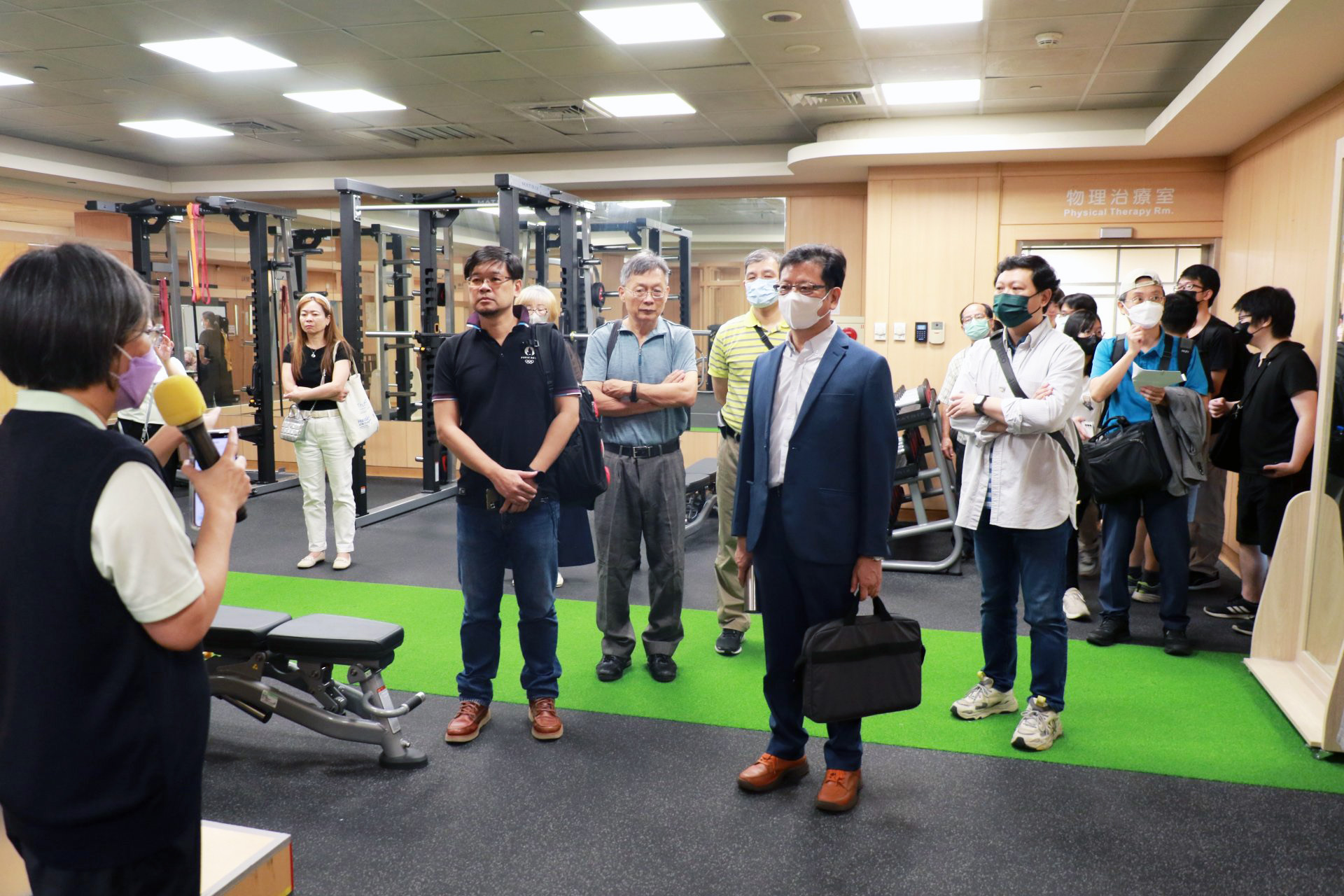 創意商品設計系老師張國賓（前排左）認同慈濟醫院「以人為本」的照護理念，期盼未來參與肌力訓練空間與器材的優化設計。