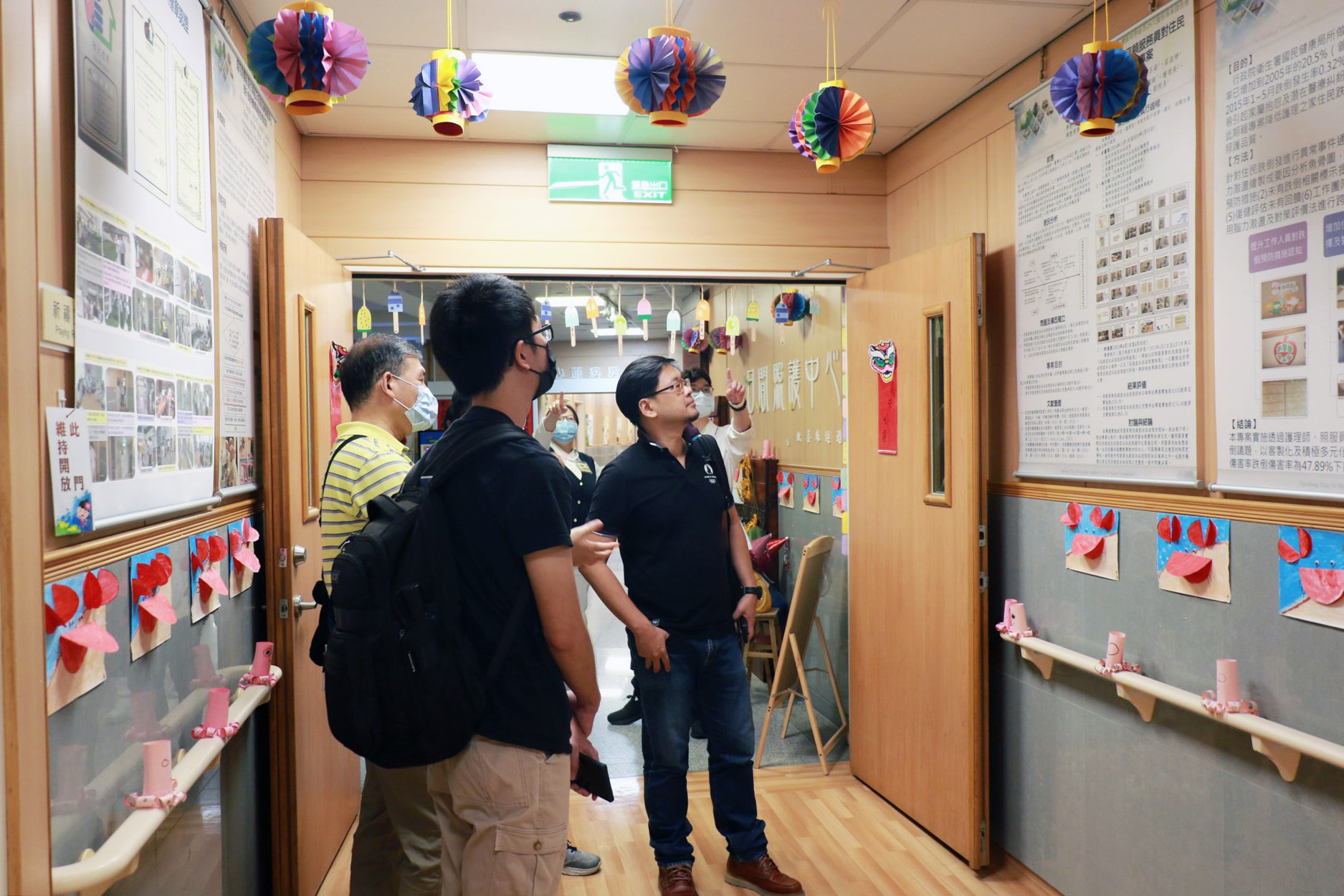 臺中科技大學教師透過實地參訪場域進行教學，強化學生對智慧照護的實務理解。