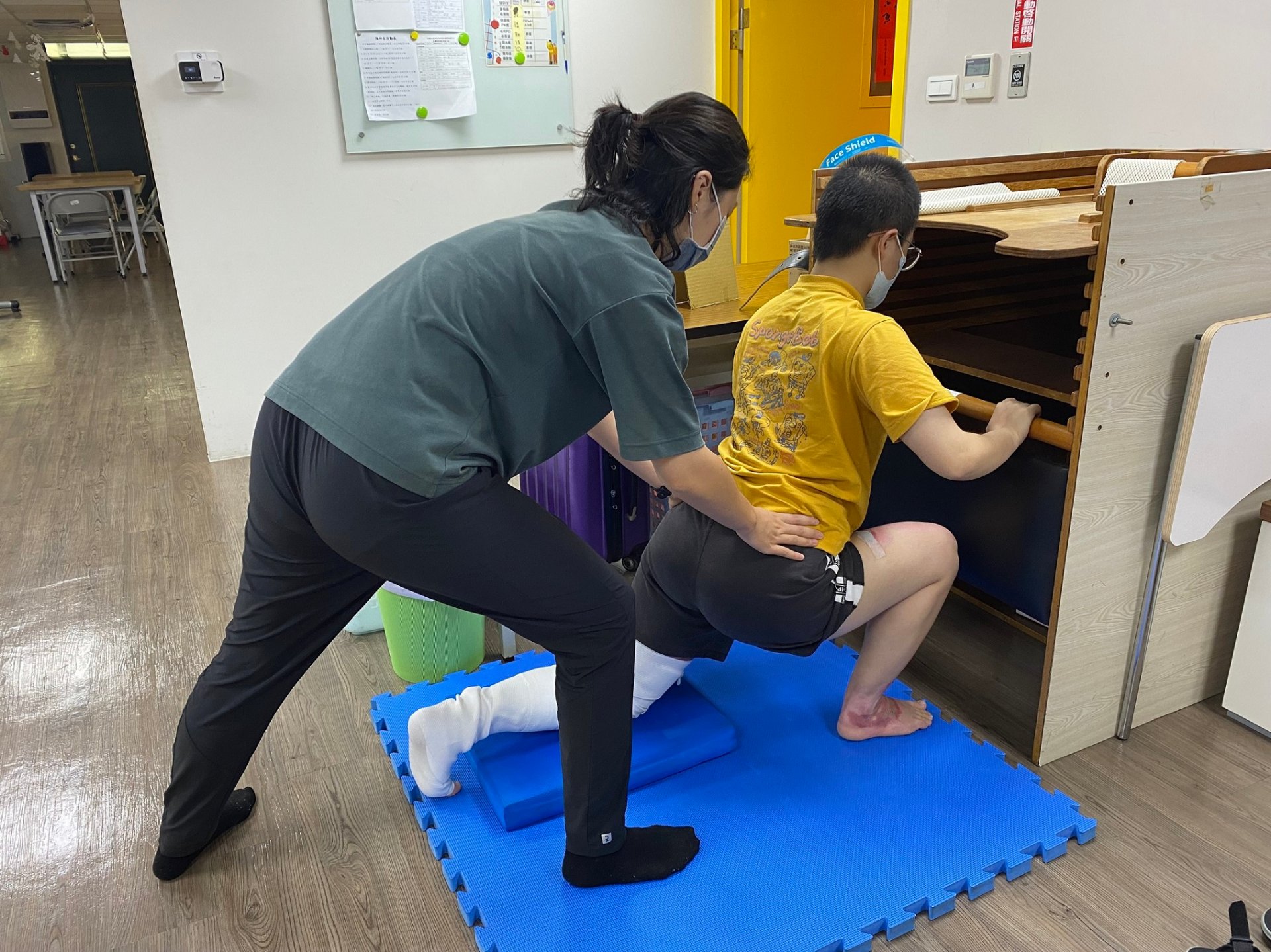 小青打工遭嚴重燙傷   忍痛復健盼恢復正常行走能力