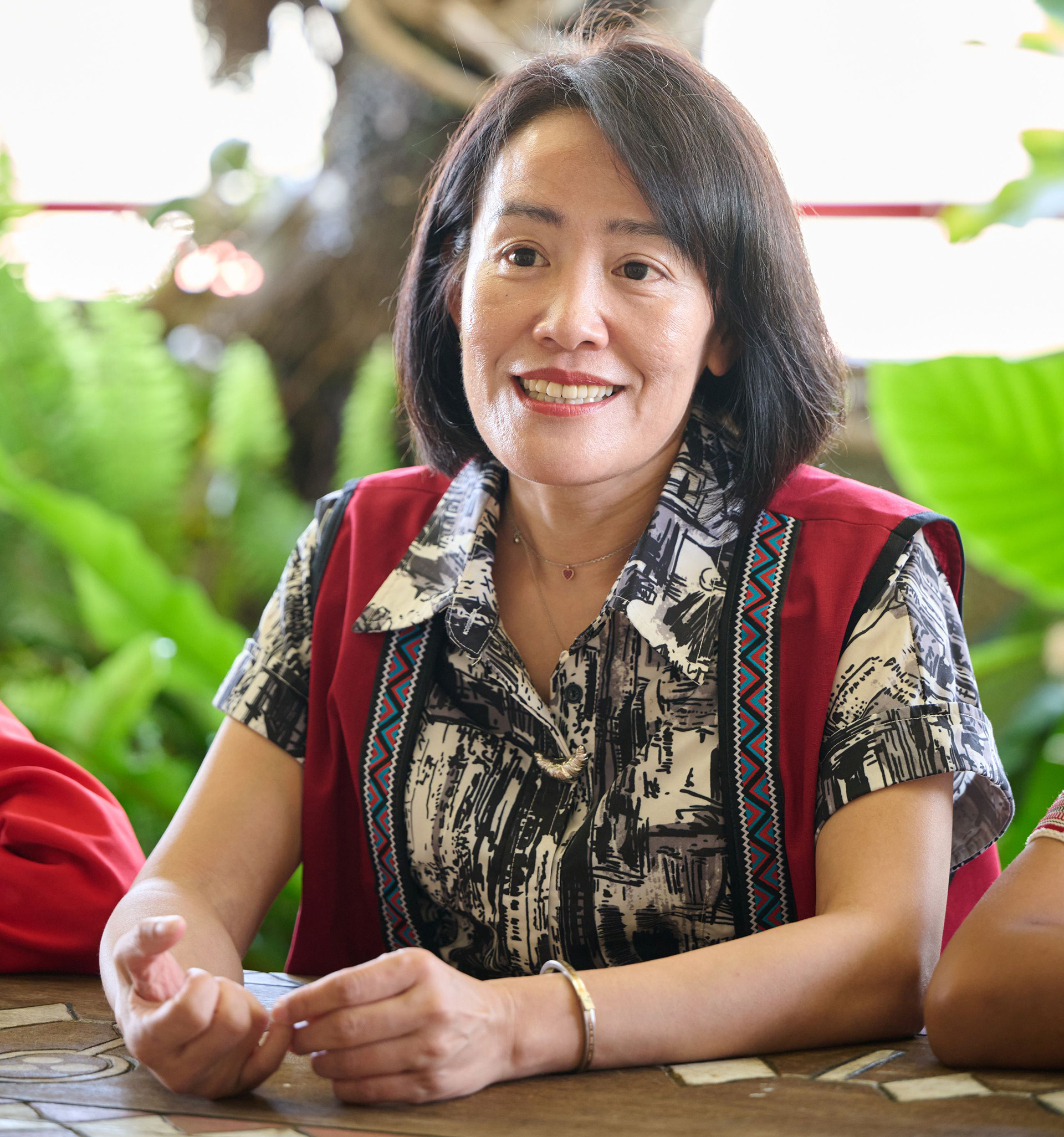 小時候也曾受到展望會資助的田春梅校長，現在成為陪伴小阿奈長大的後盾，她分享，「我們不是幫助孩子，而是讓他在快樂的童年中長大，變得強壯！」