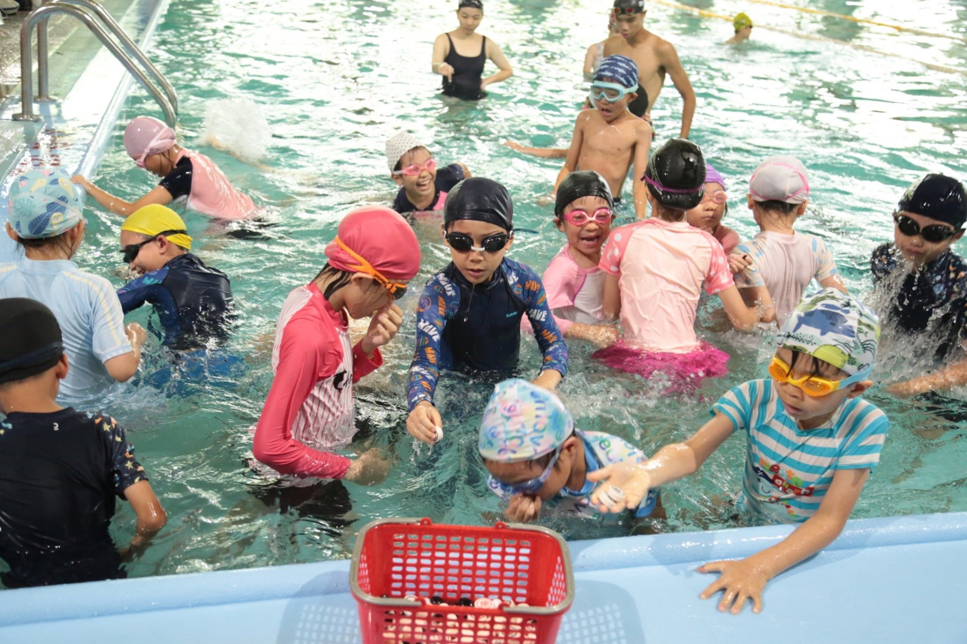 「水中尋寶」讓低年級孩子以遊戲的方式親近水、不怕水，勇敢地潛入水中。