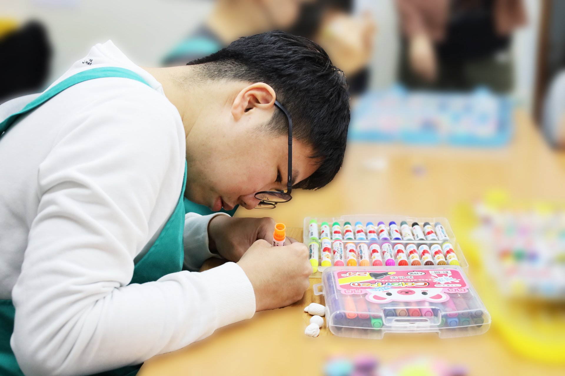 《育成社福基金會》在過去十年來，一直致力於提供藝術發展培育，並累積了豐厚的藝術培力志工師資能量。
