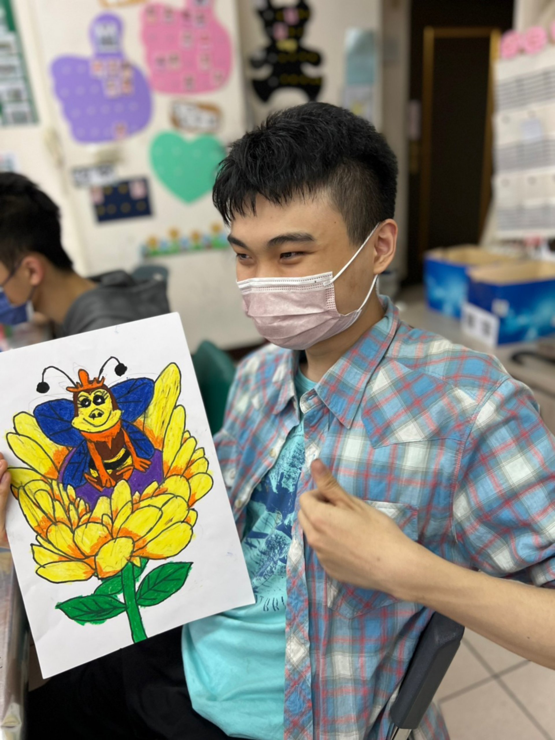 透過憨寶貝的一筆一觸，與金色三麥共同打造了「憨兒Bee卡索公益NFT」及紅包袋創作 