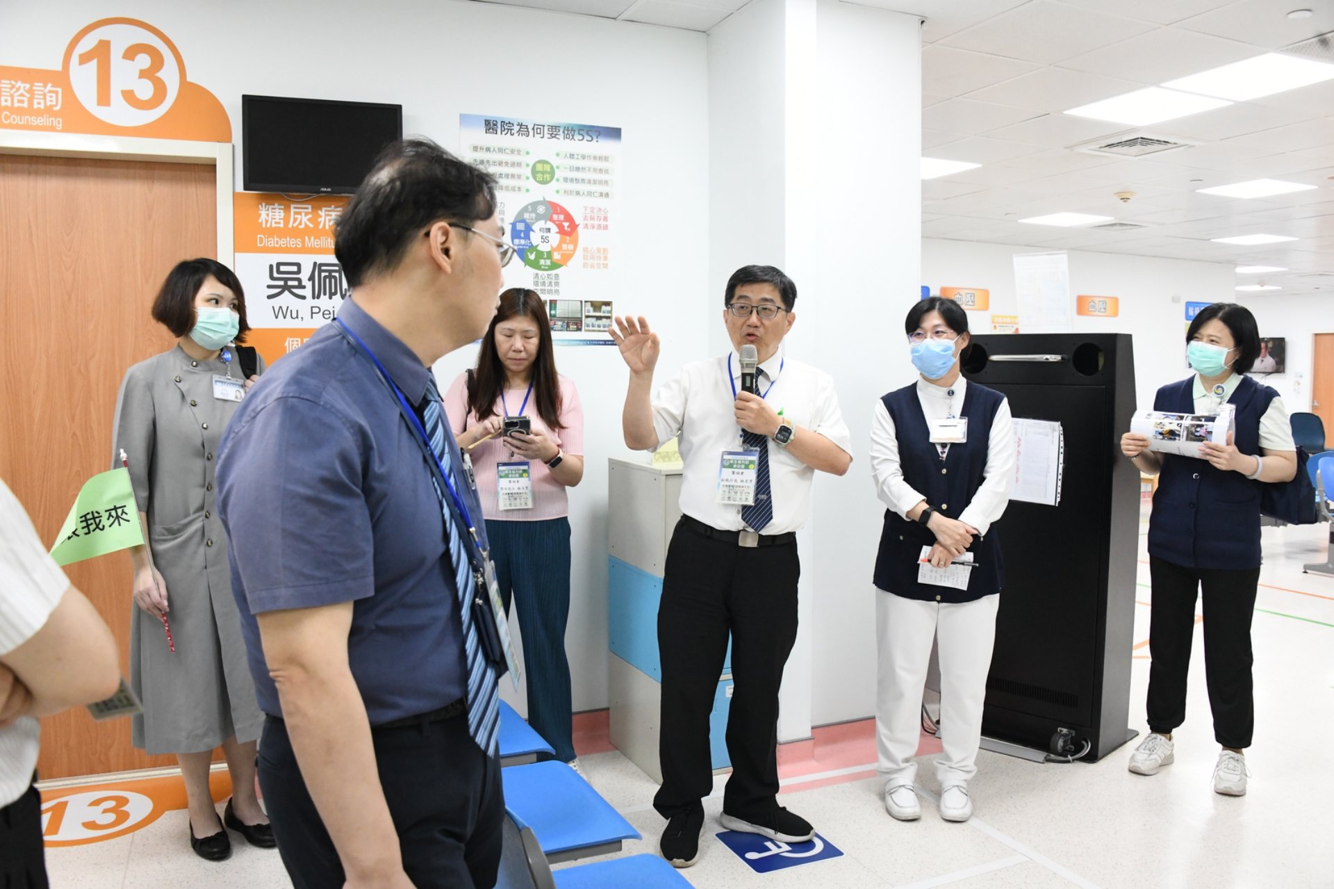 林名男副執行長協助介紹健康管理中心健康管理與目視化環境設計