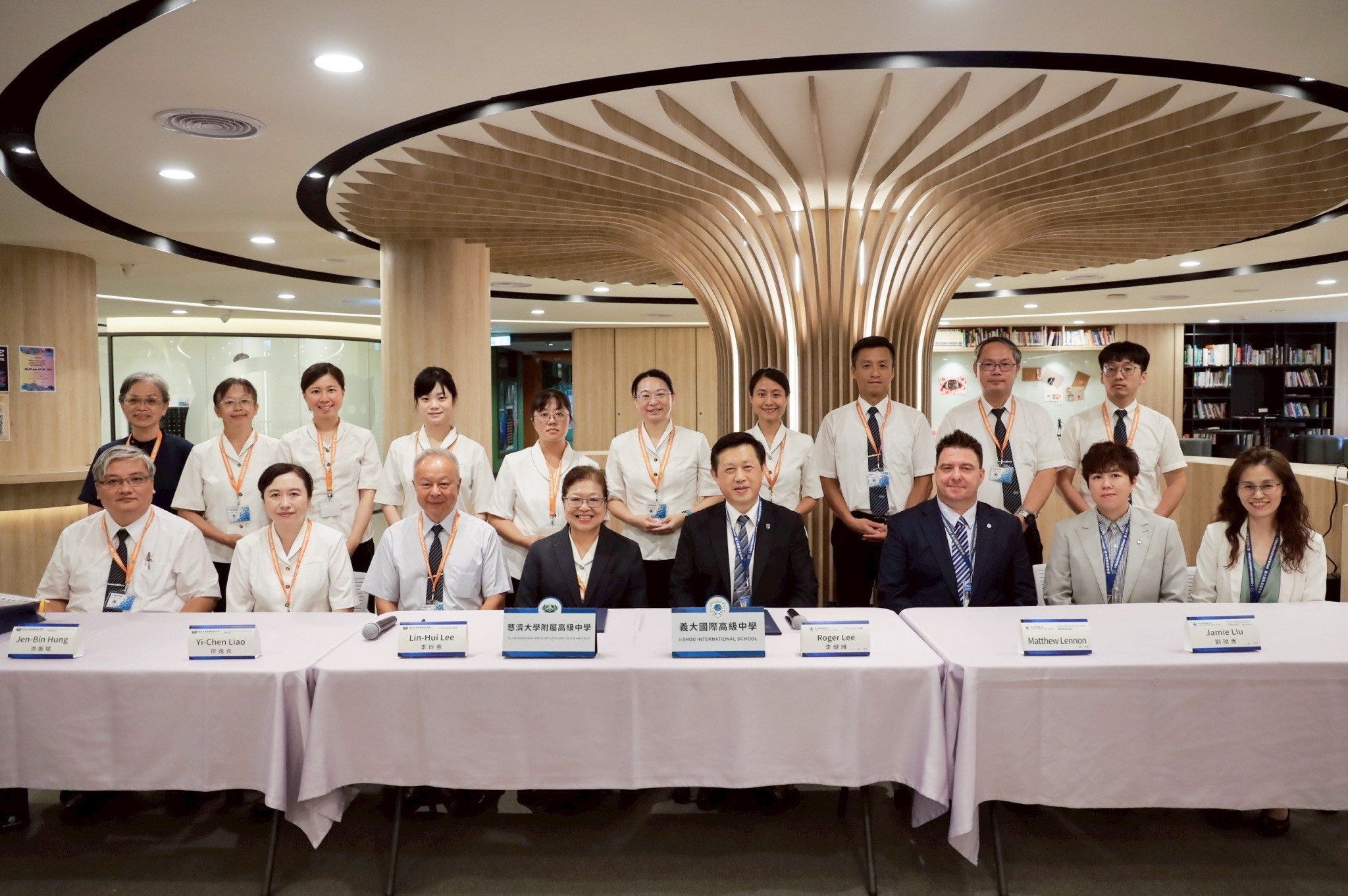 兩校簽署儀式後合影留念，象徵台灣東部與南部優質私校攜手邁向國際。