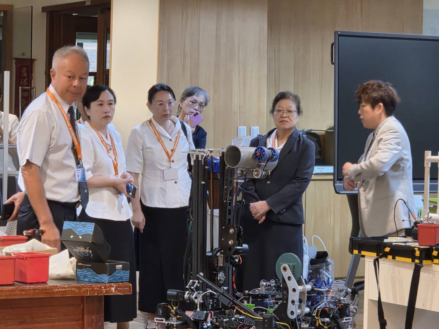 義大高中分享推動創客教育機器人課程。
