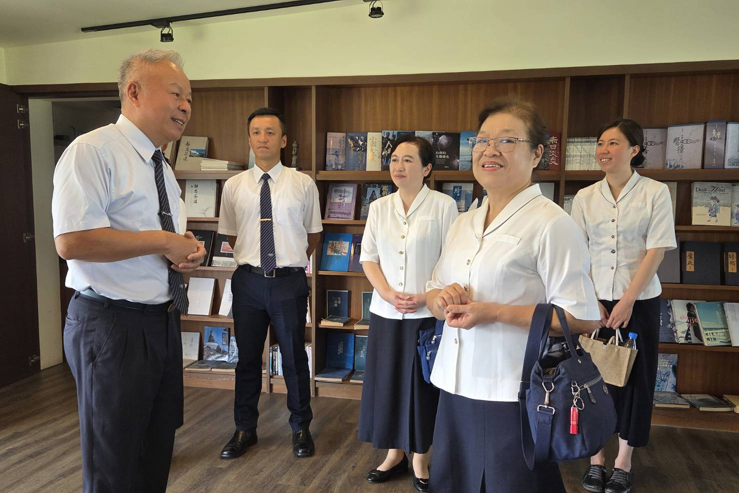 鄭董事長親自導覽公司空間，分享如何將社區轉化為接引會眾的道場。
