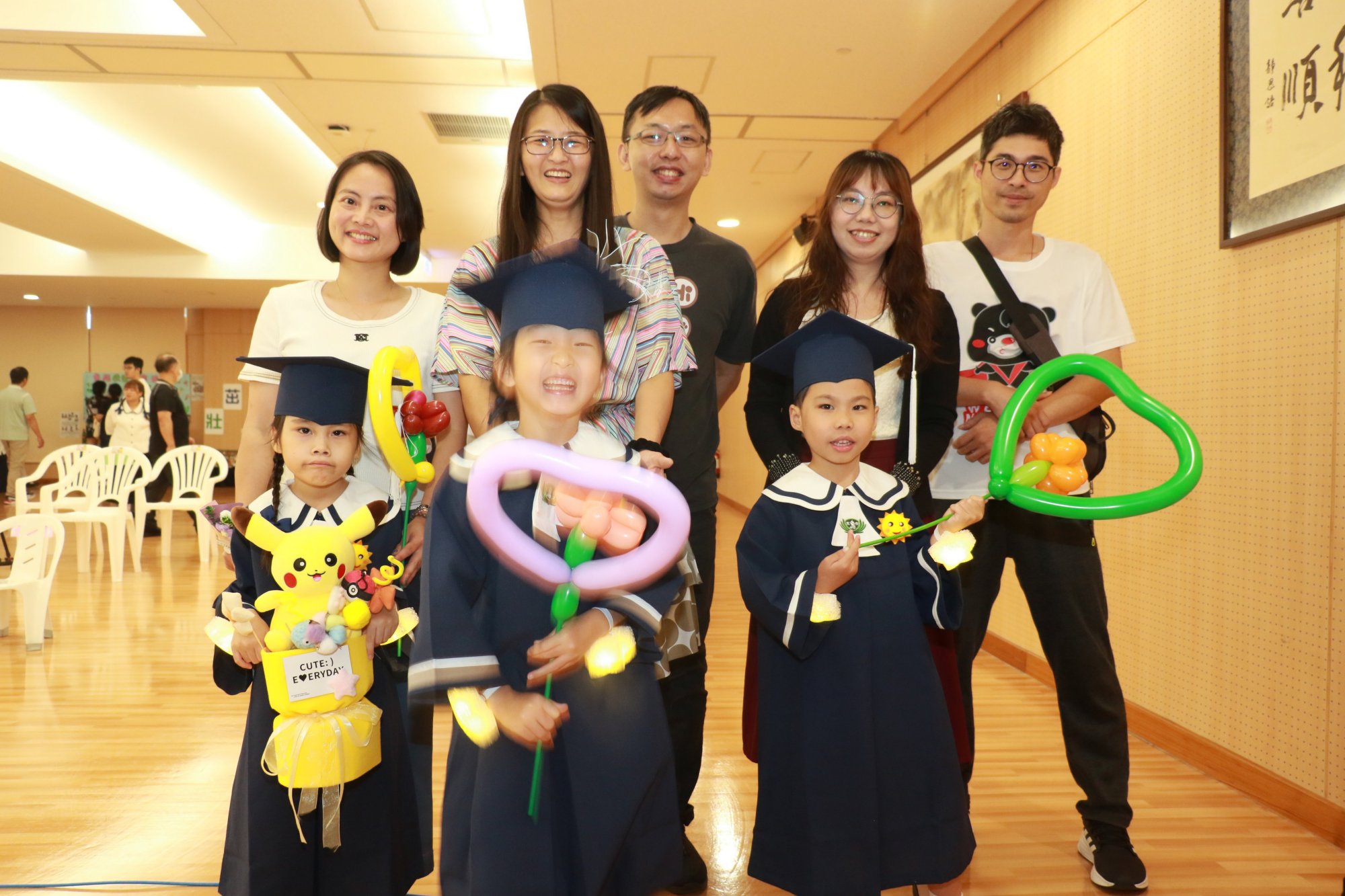 疼痛科護理師杜璧純（後左一）、麻醉科護理師楊蕙芳（後左二）、身心科職能治療師蔡季珊（後右二）三位家長的孩子雖志向不同，皆以助人為目標，展現身教與慈濟教育的結合成果。