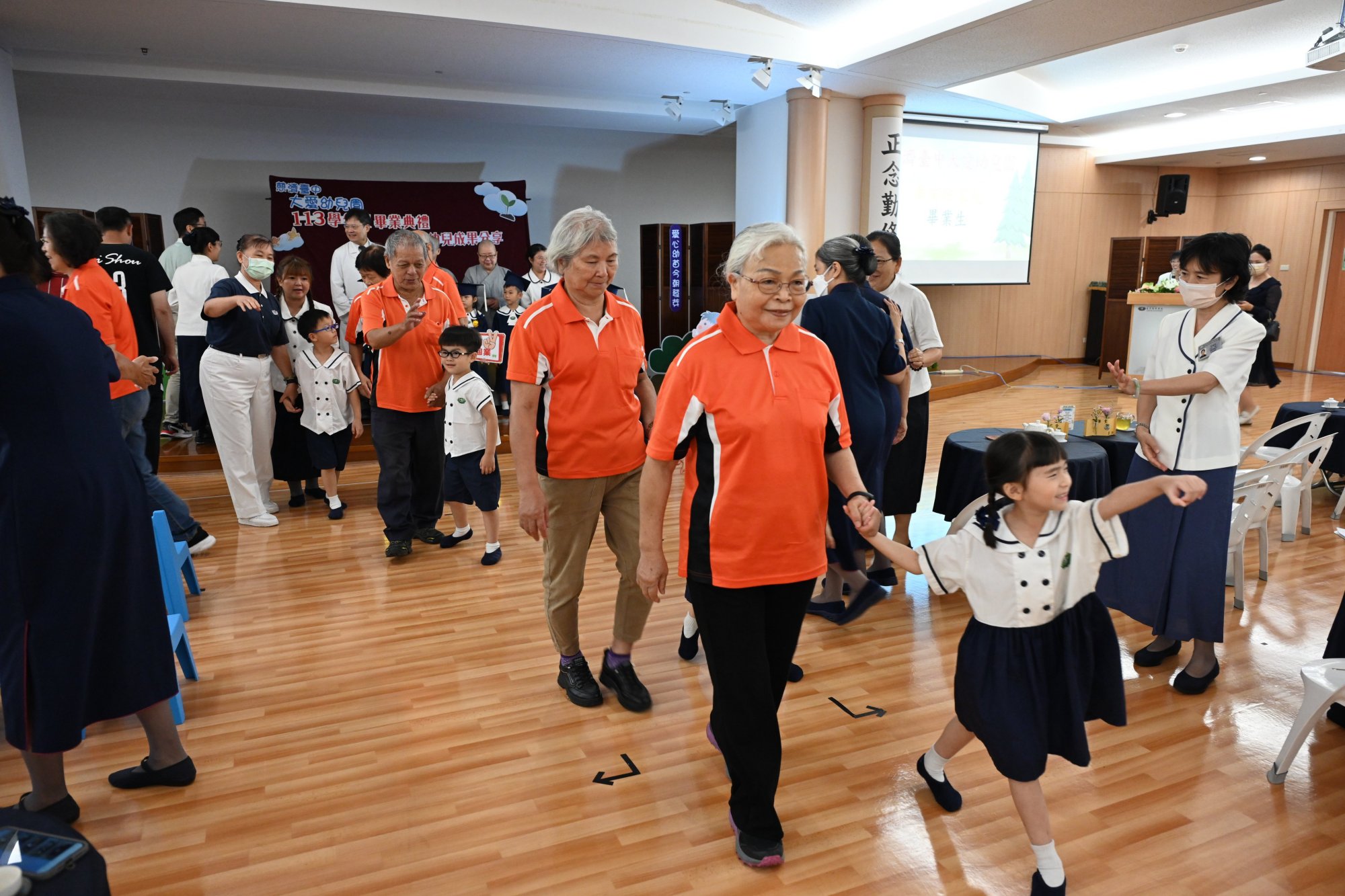 平日與小朋友「老幼共學」的心田聯絡處長照據點長輩到場觀禮，一同見證孩子成長的重要時刻。