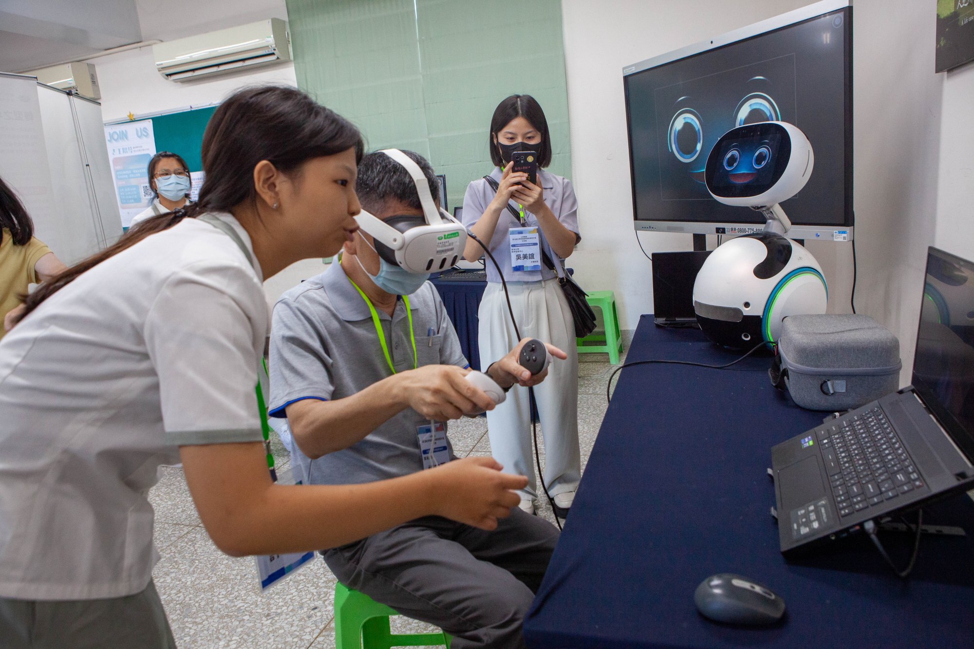 大學聯盟老師體驗沉浸式VR臨床實境模擬訓驗