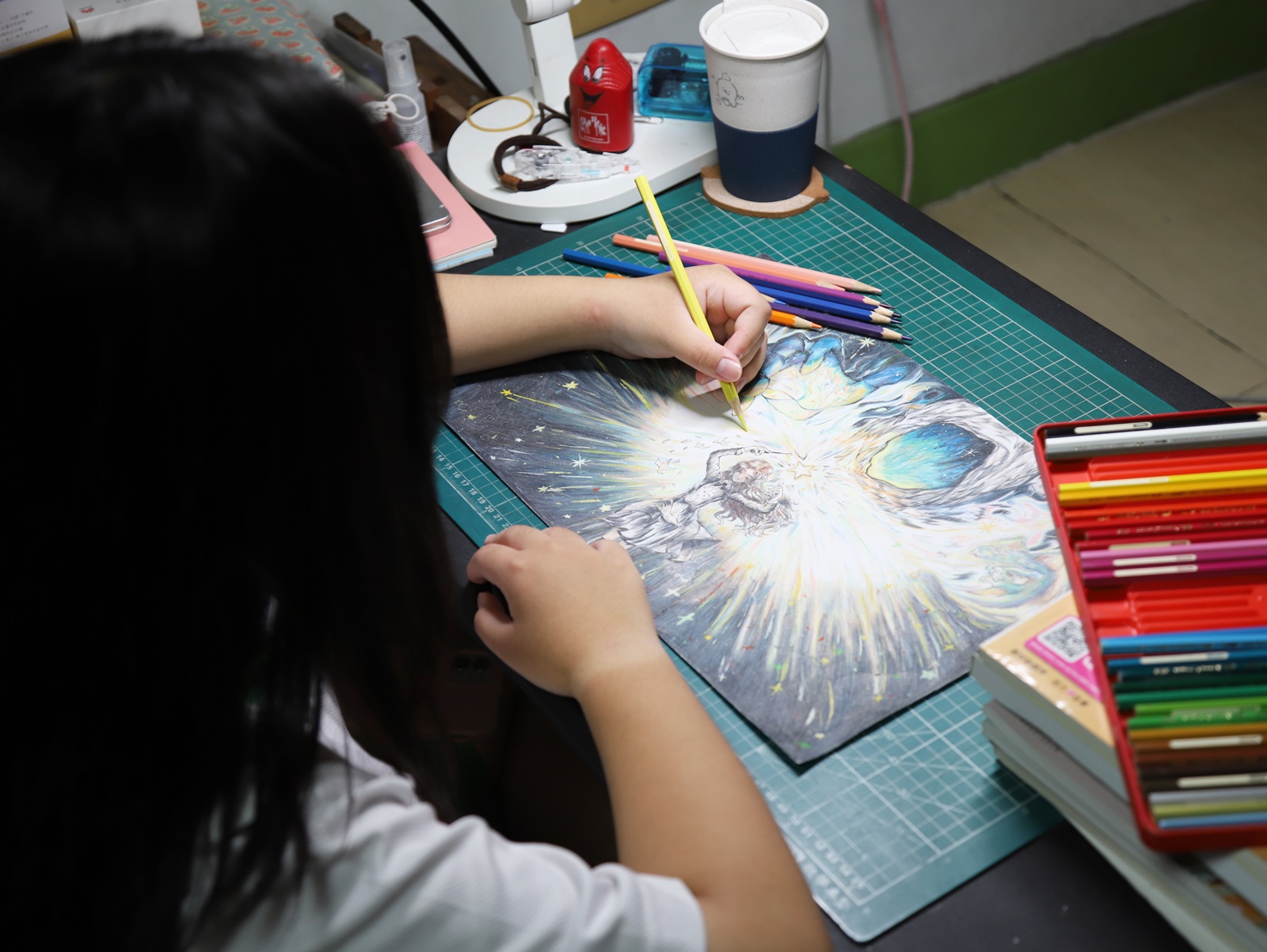 小雨專注創作，色鉛筆一筆一畫勾勒奇幻世界