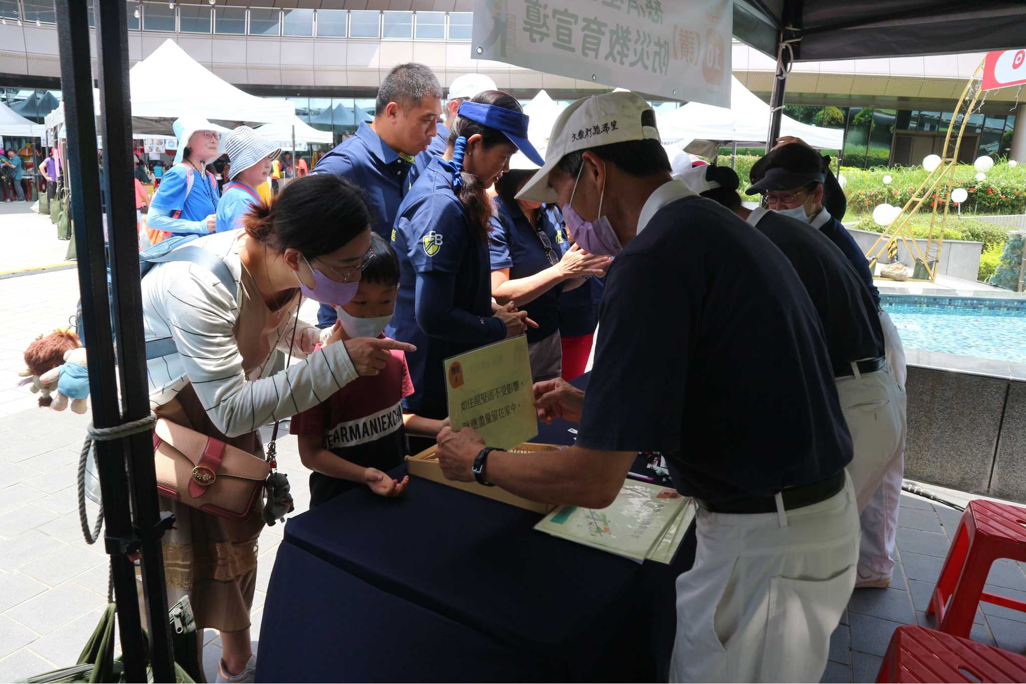慈濟志工也在現場設置防災宣導相關攤位，讓參與活動的各防災社區團隊藉由有趣的遊戲互動，不僅完成闖關任務也加強防災知識。