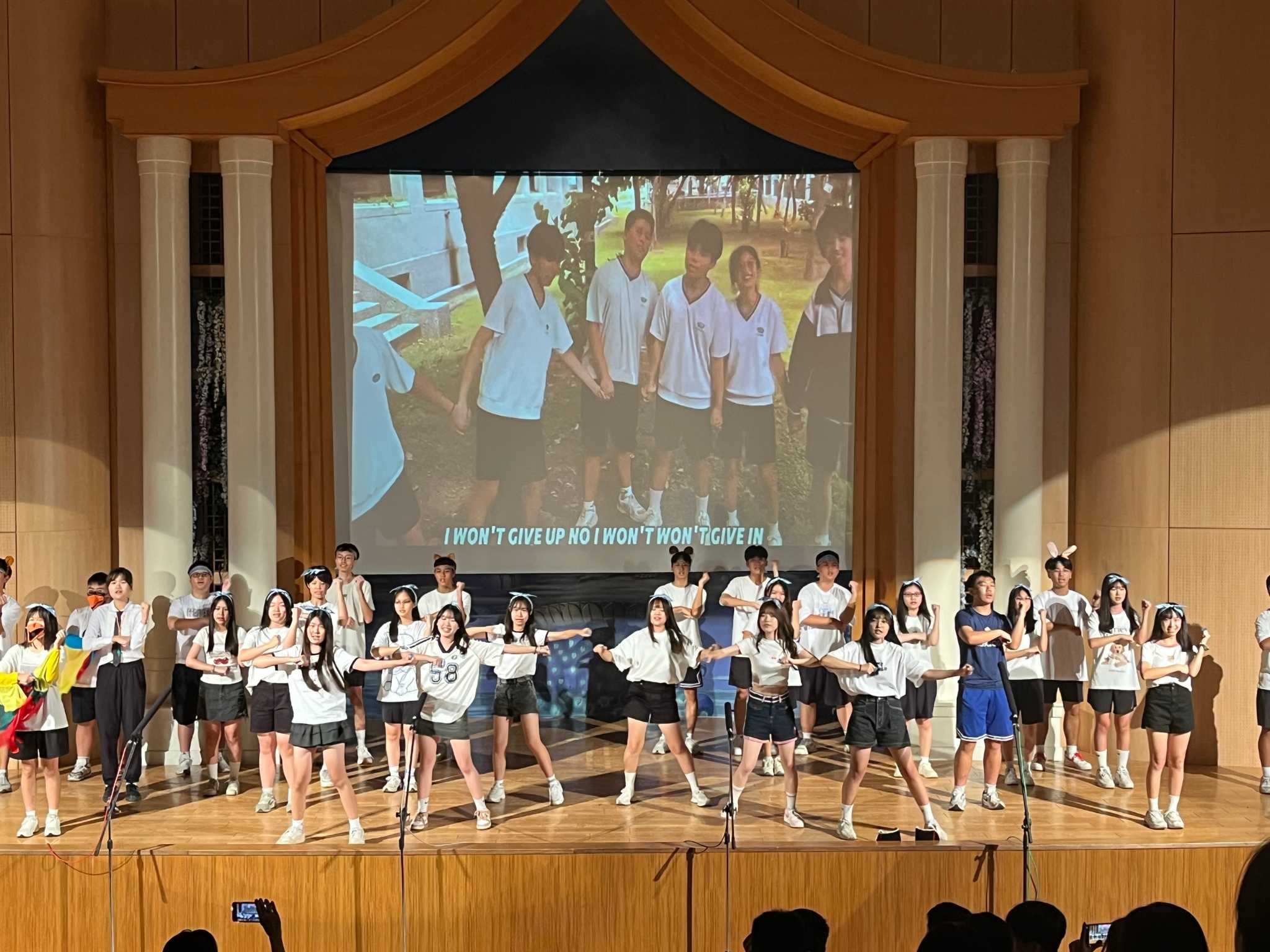 高一知足班演出《Try Everything》，以唱跳展現勇於嘗試、絕不放棄的歌曲意涵。