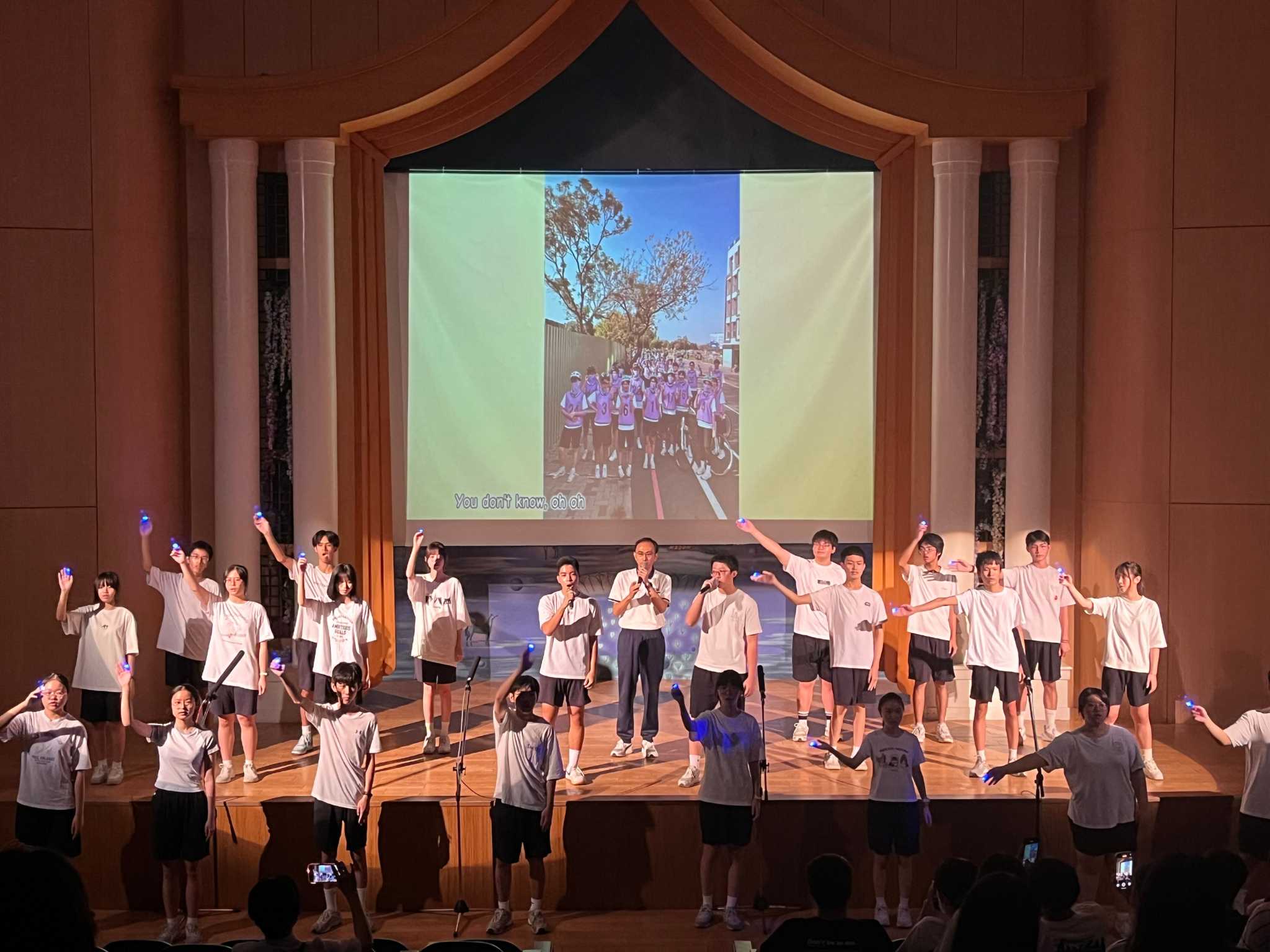 高一和氣演出《What Makes You Beautiful》，導師與學生一起創造美麗回憶。