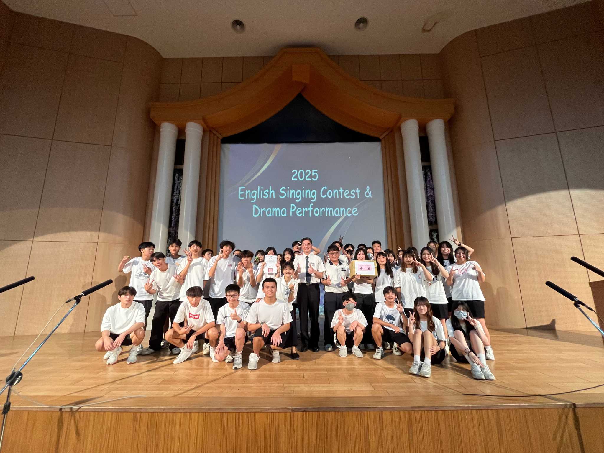 姚智化校長全程觀賞學生們的演出，為孩子們鼓勵並讚賞他們令人驚奇的表現。