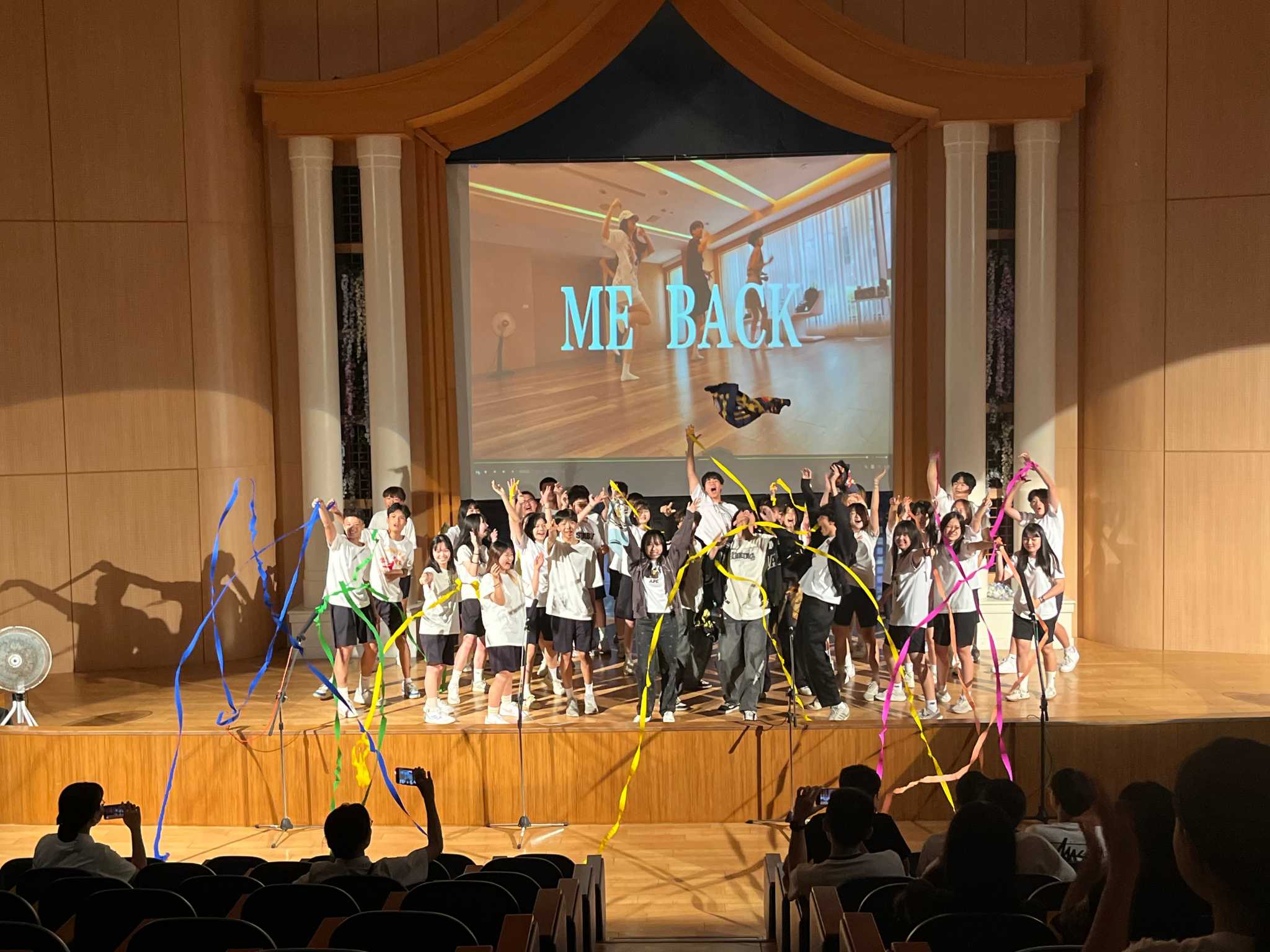 高一感恩班《There Is Nothing Holding Me Back》，令人驚豔的ending pose。