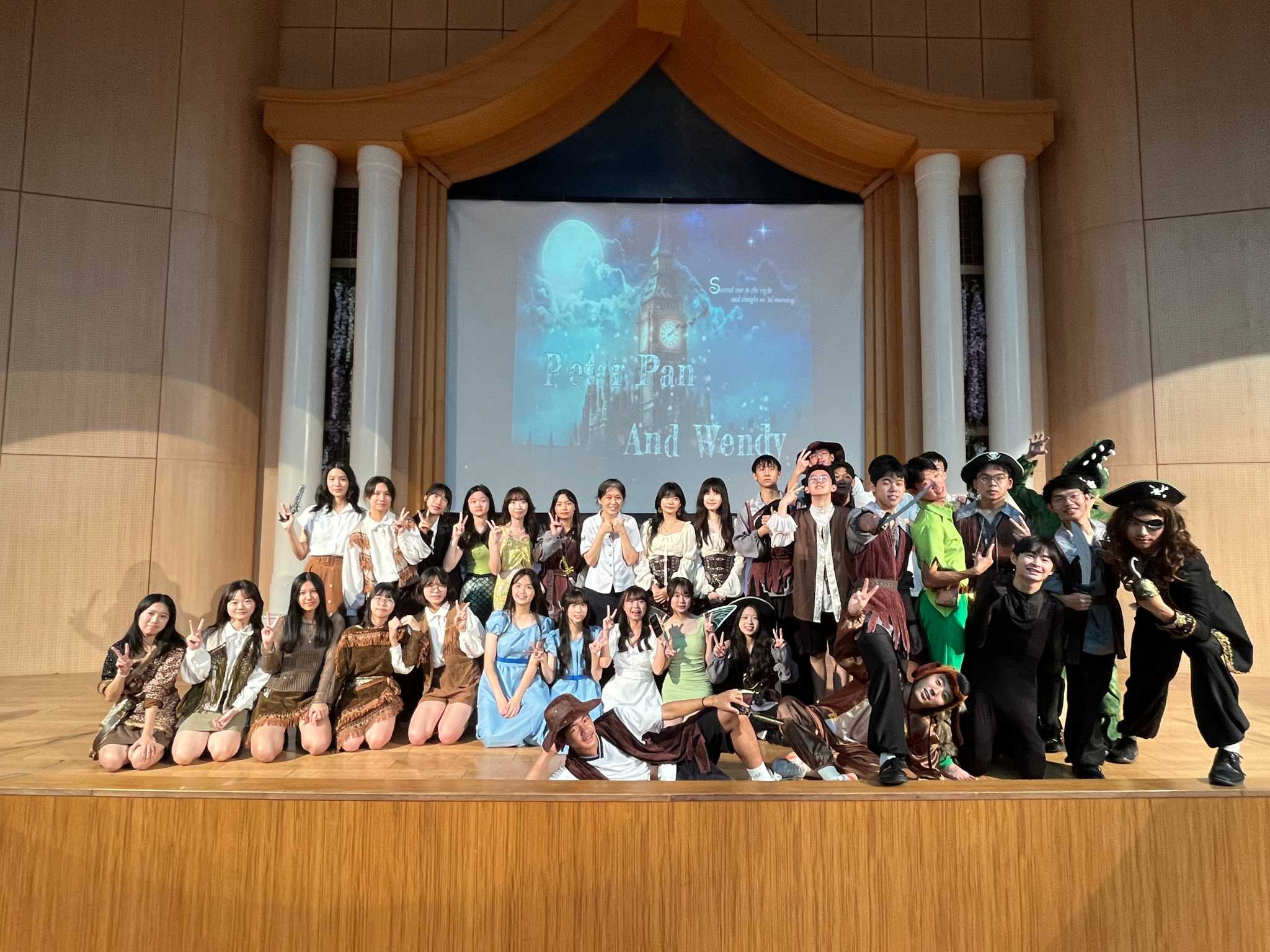 高二知足班《Peter Pan》戲劇表演，帶領觀眾參與一場充滿巧思的奇幻冒險之旅。