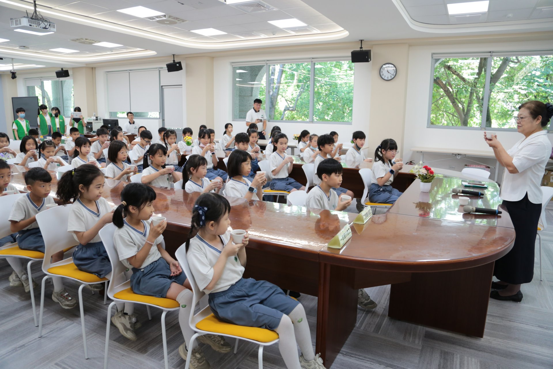 校長以簡單茶敘感恩及勉勵孩子，能有主動付出幫助別人的志向，比考第一名重要