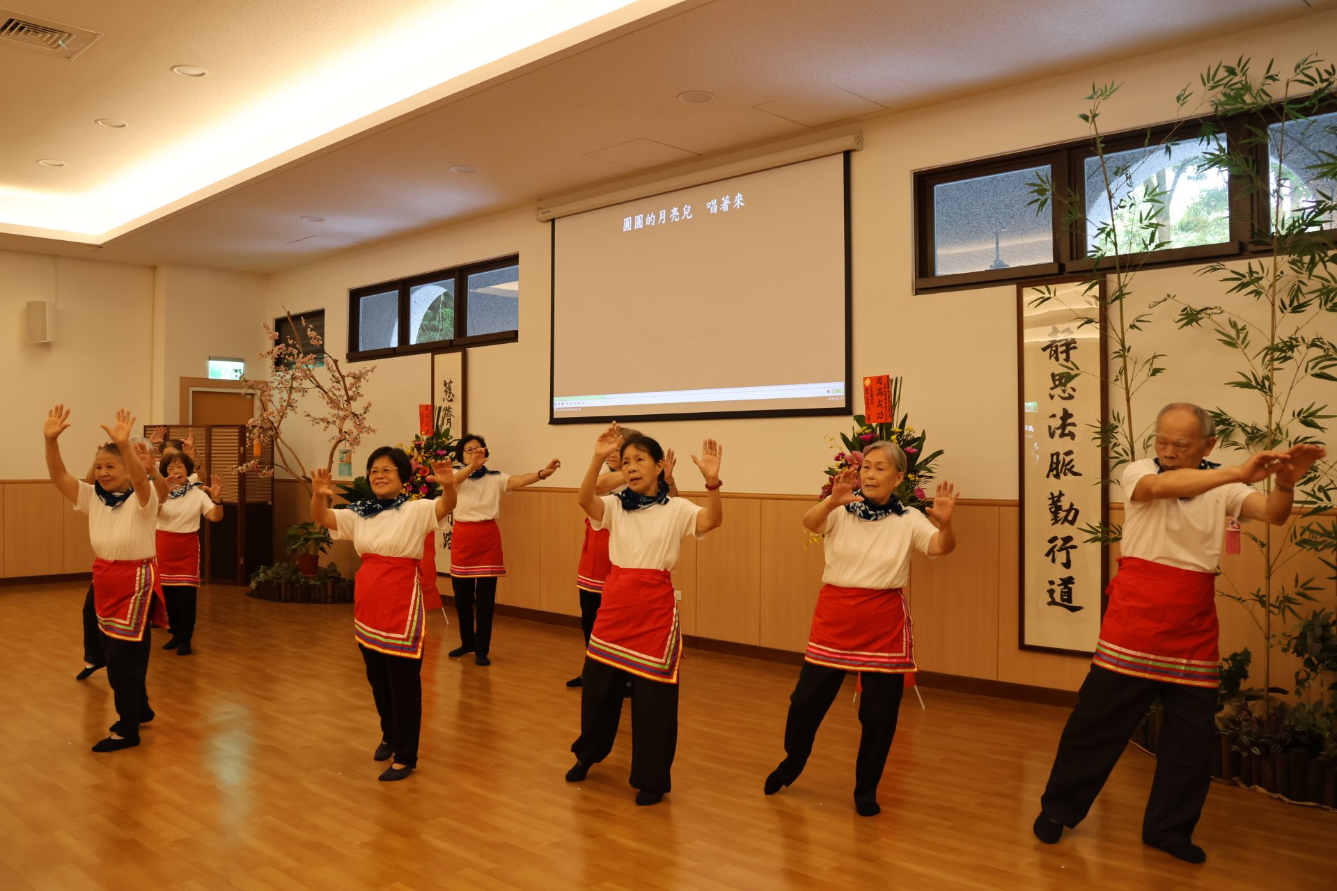 苗栗C據點長者為開幕儀式熱身表演，動作整齊精神奕奕。