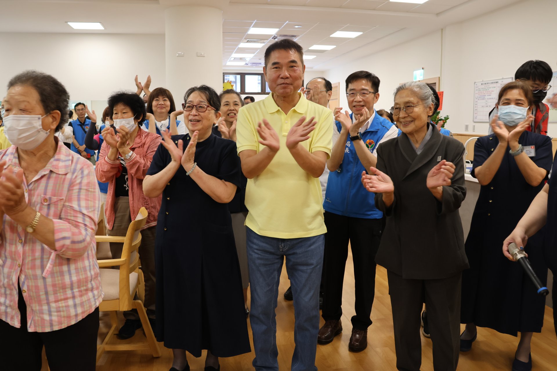 鍾東錦縣長及林碧玉理事長，與現場長者律動同樂。