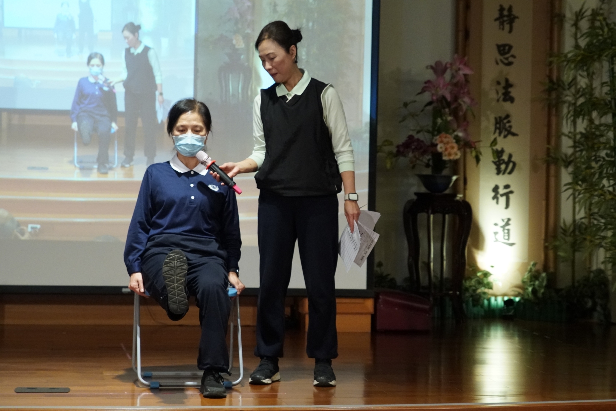 為長輩做肌力增長之前進行「前測」作業，包括身高、體重、腰臂圍三十、椅子坐立繞物、握力檢測。三月起養肌金二十四周課程介入及蛋白質補充。
