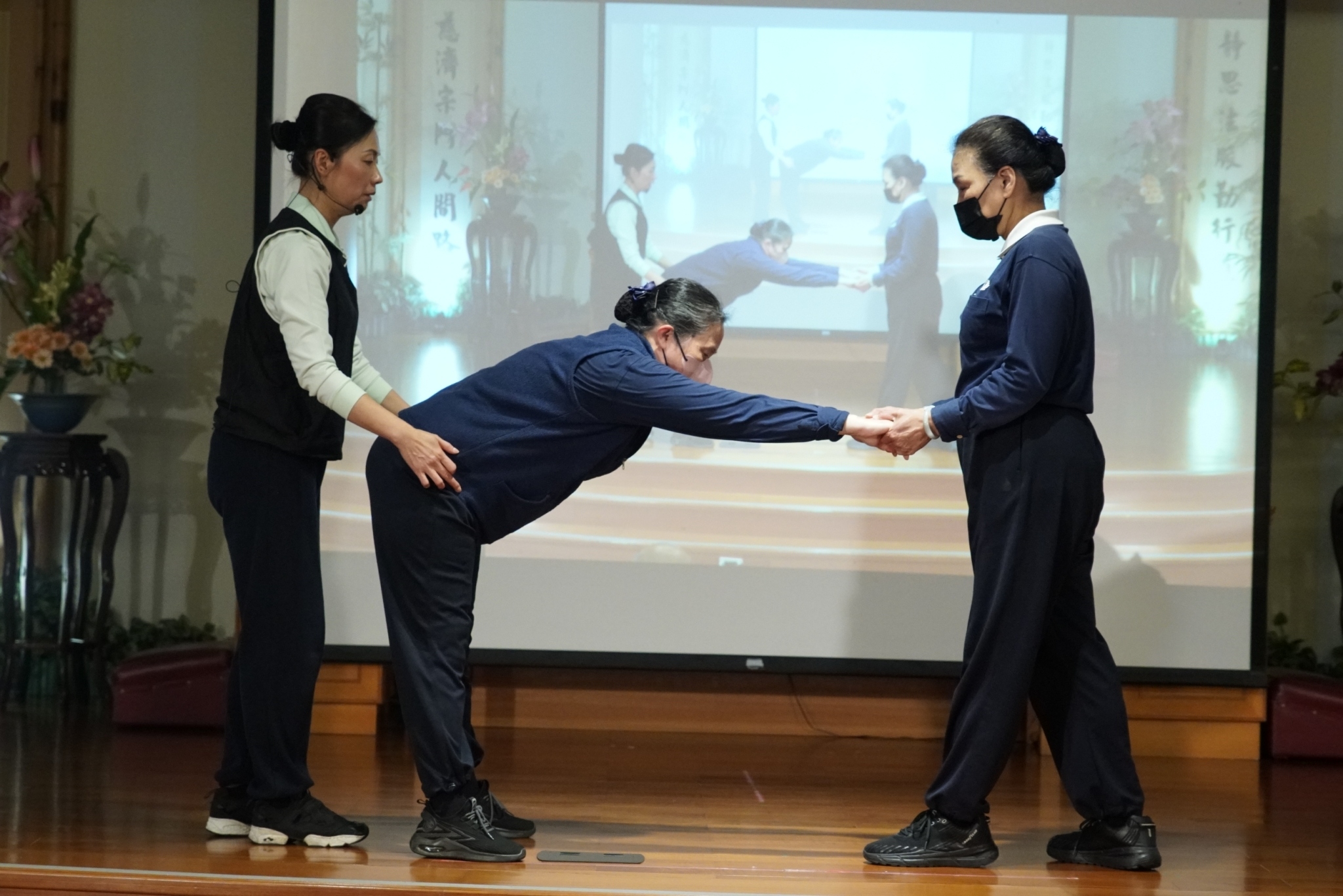 課程中主要的肌力運動一週至少要二至三次以上，每個肌群都要訓練到。惠仙老師(左一)帶動學員實作體驗。