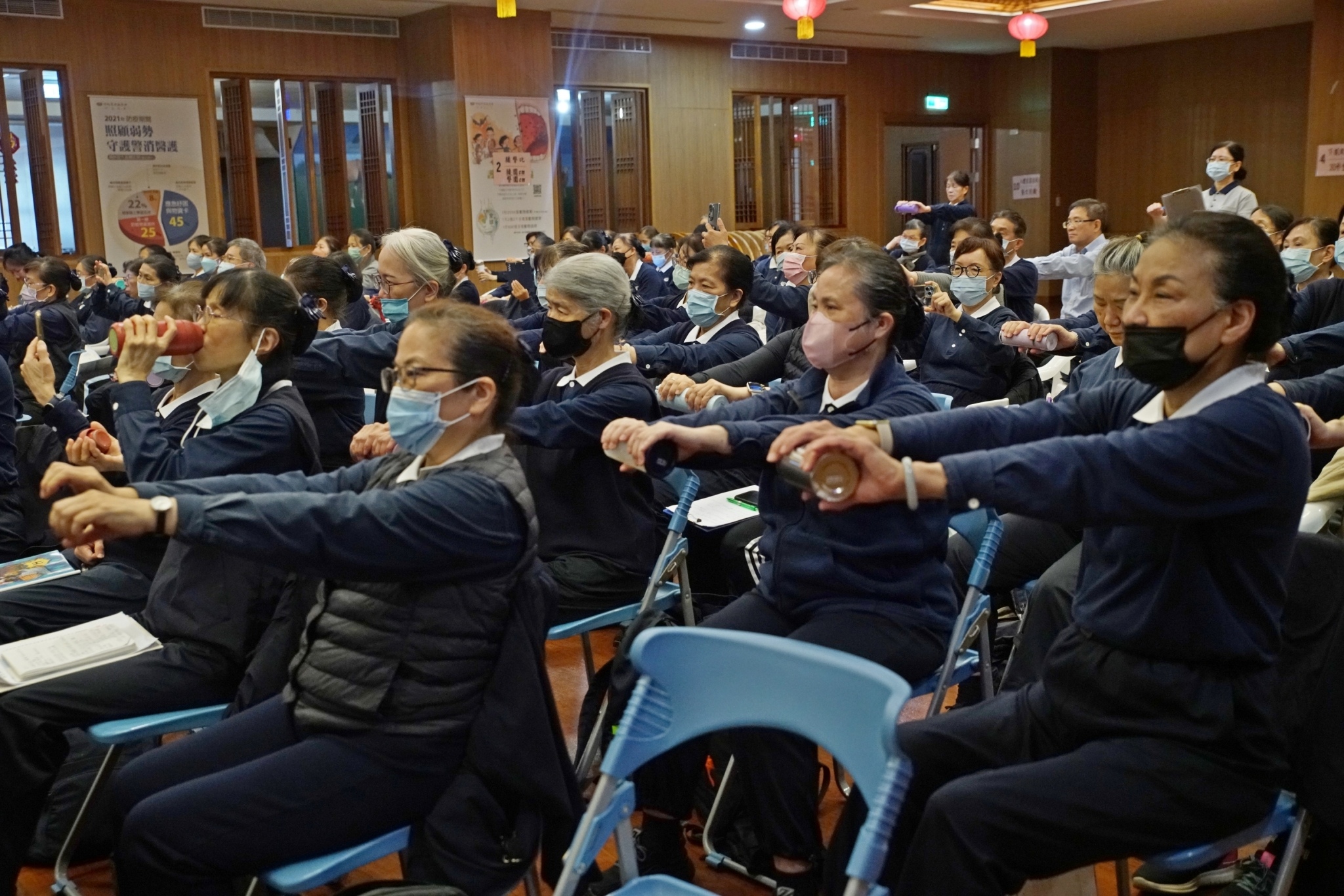 課程安排包括肌少症自評表及肌力前後測評估量表說明、認識體識能、肌力訓練原則、以手中溫水瓶，握住前後扭轉，手握力訓練。