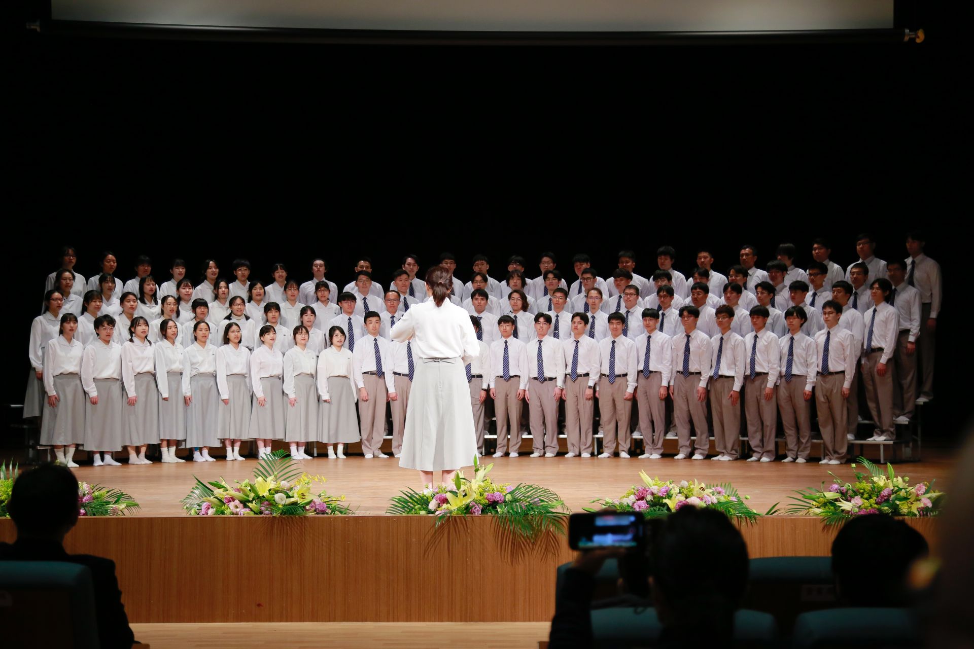 感恩追思典禮上，95位醫學系和後中醫學系學生合唱菩薩的化身 感恩老師