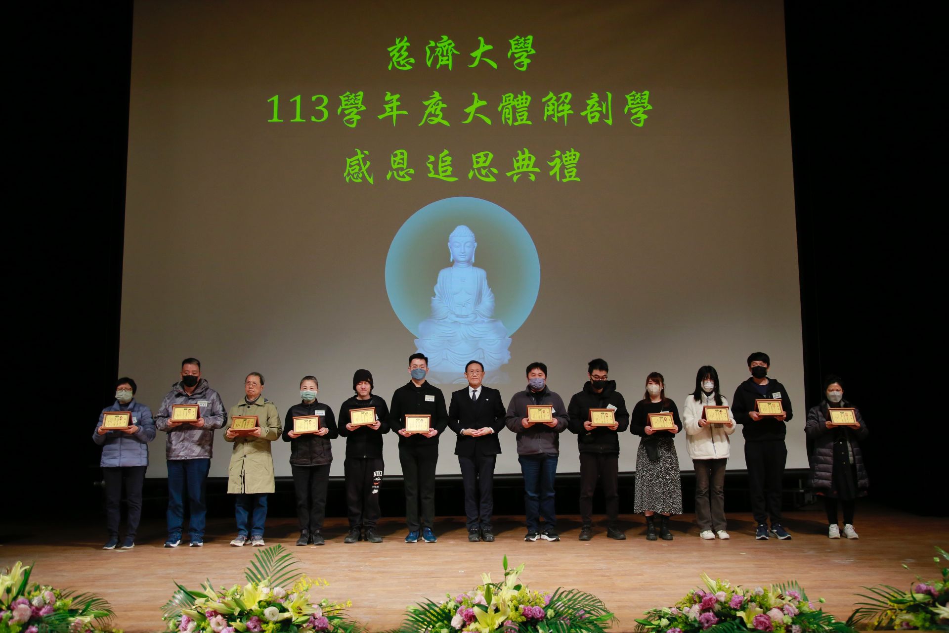 典禮上教務長謝坤叡致感恩紀念牌給家屬，感恩他們為醫學教育的奉獻