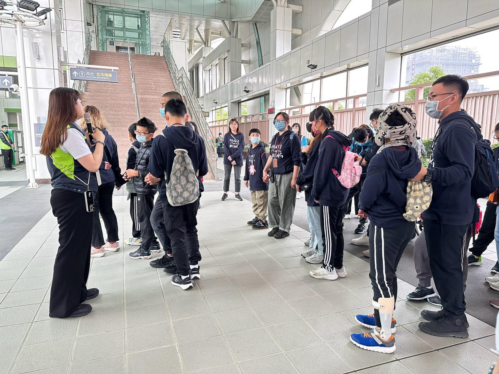中捷人員向惠明師生解說乘車安全事項