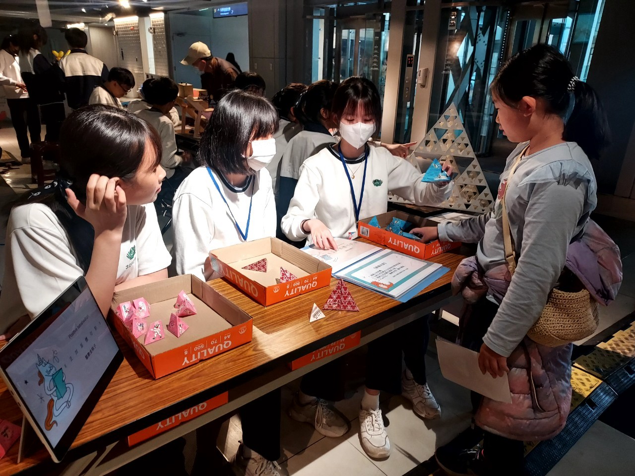 臺南慈中參與國際數學日，展現數學、藝術與創意的結合，讓小朋友操作模型，深入了解幾何切割。
