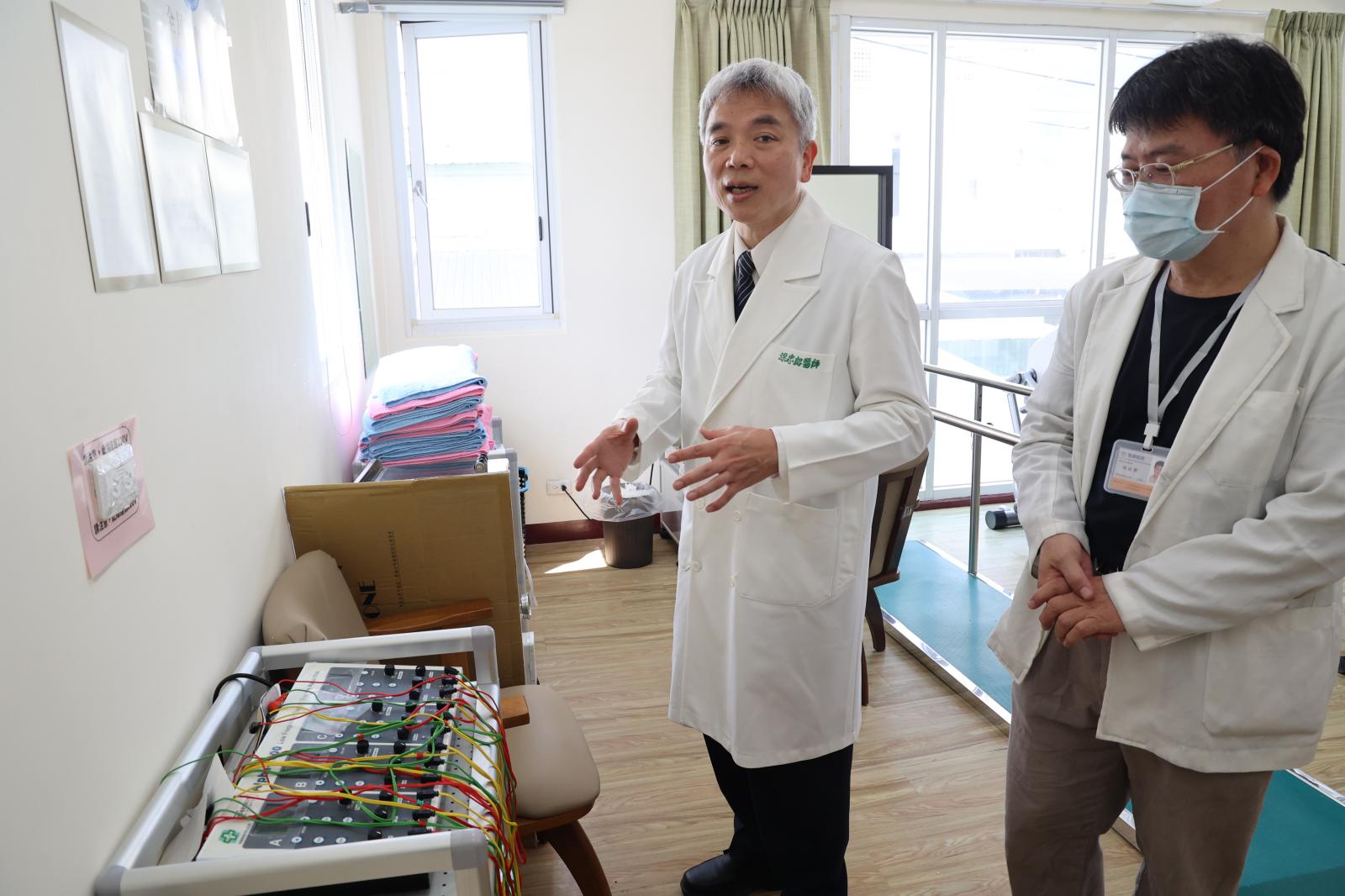 花蓮慈院復健科主任梁忠詔醫師協助規劃物理治療所各項設備，包括經皮刺激儀器可以協助民眾紓解肌肉不適。