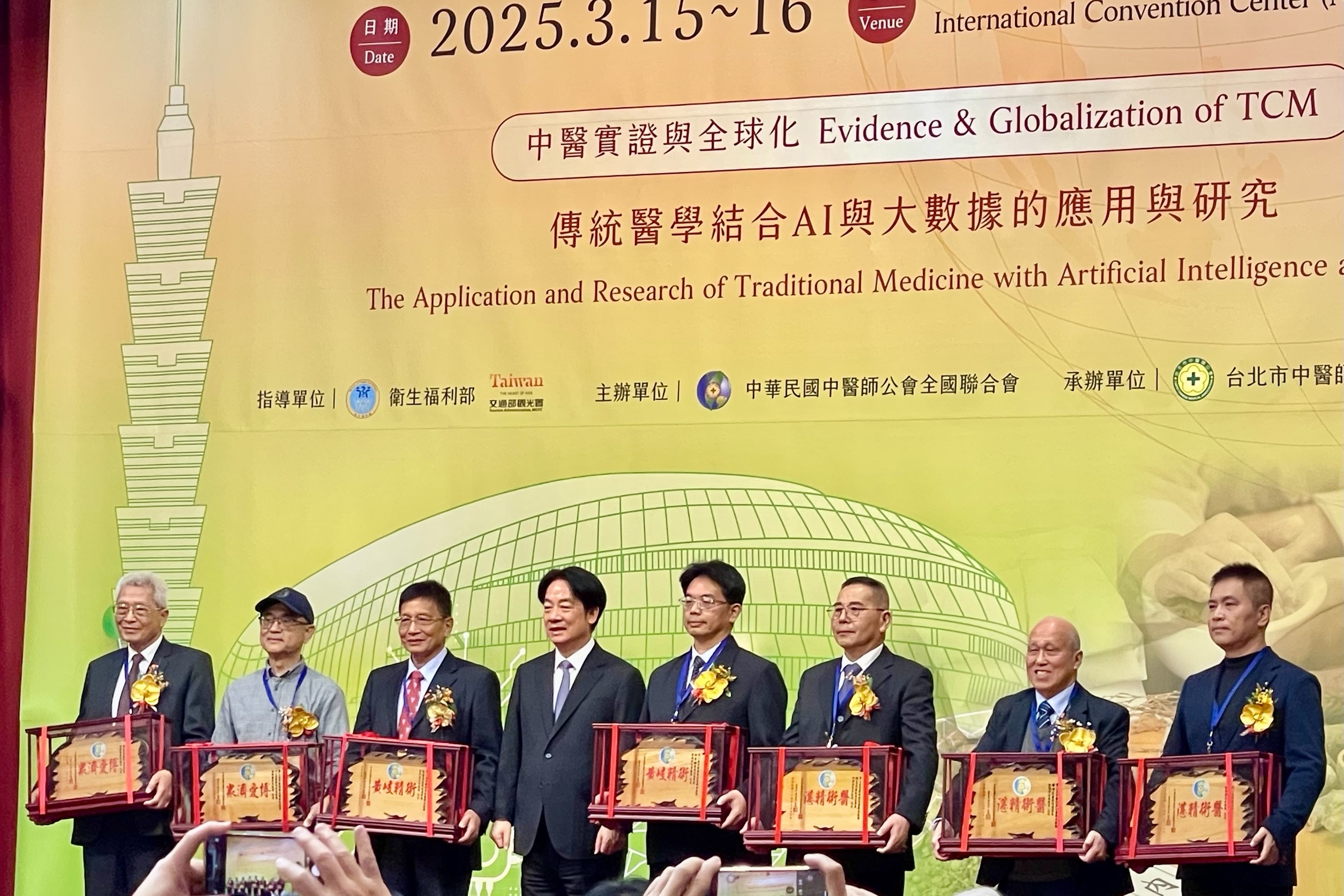 花蓮慈濟醫院中醫部副院長何宗融(右四)以中醫學術研究與中西醫整合醫療的貢獻，榮獲第2屆「中醫華佗奉獻獎-華佗學術研究奉獻獎」的肯定。