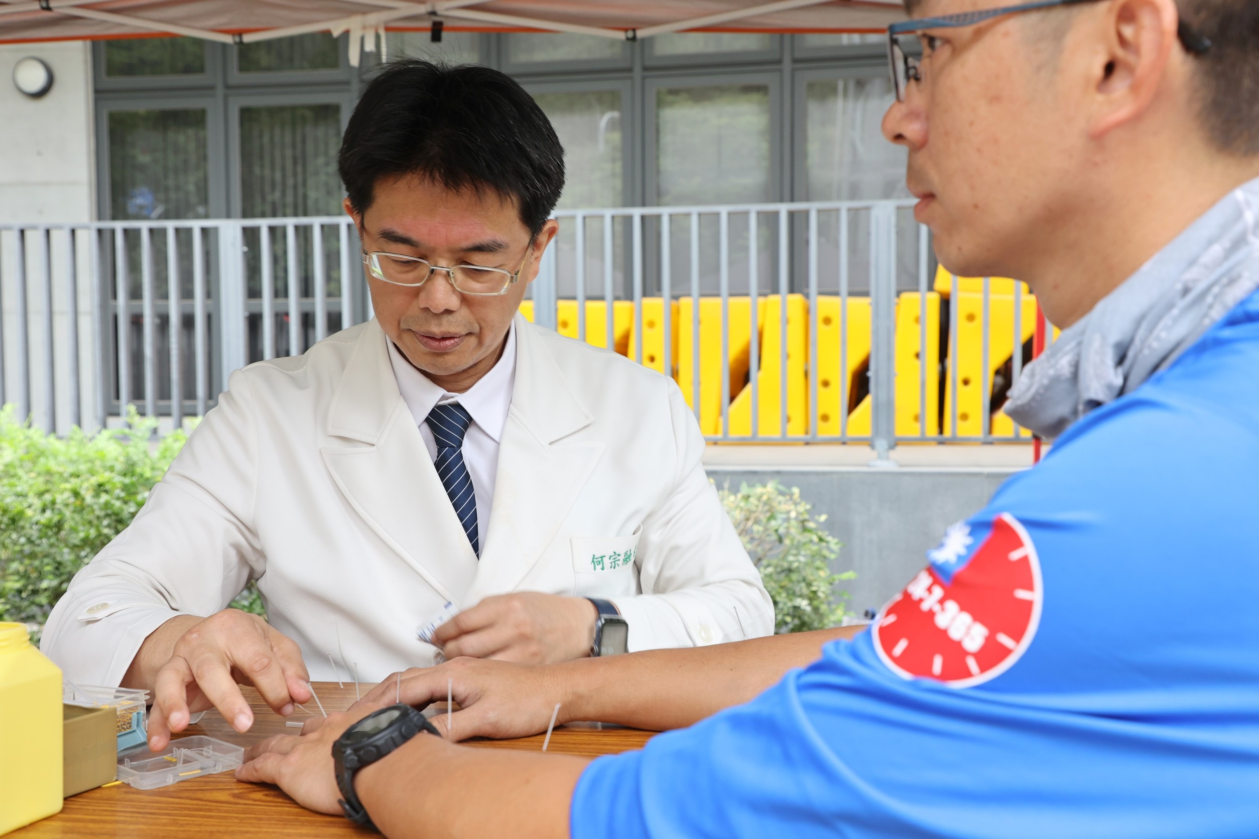 2024年的0403大地震，何宗融副院長(左)與團隊進入太魯閣臨時中醫醫療站，為救災第一線的特種搜救隊員們提供中醫治療服務。