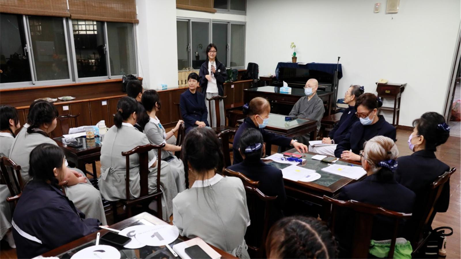 幕後工作人員會報檢討營隊流程