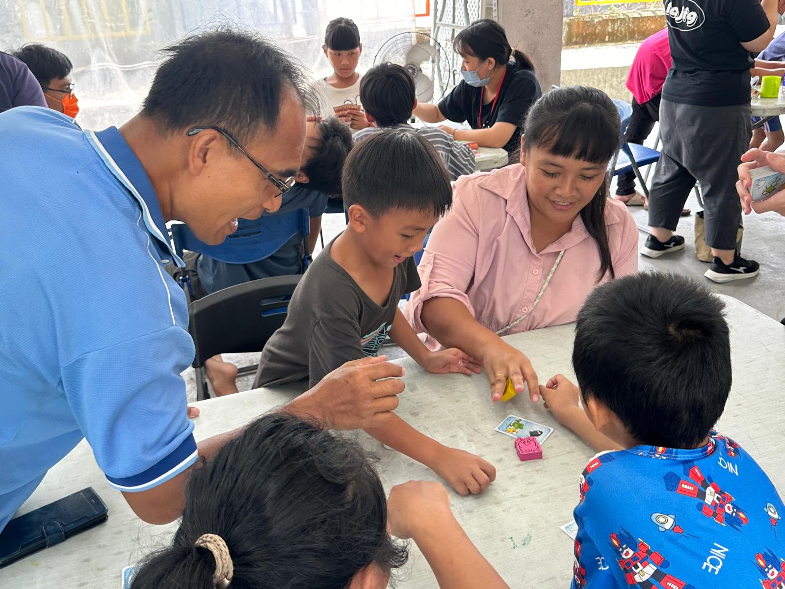 嘉蘭部落家長用心參與桌遊活動