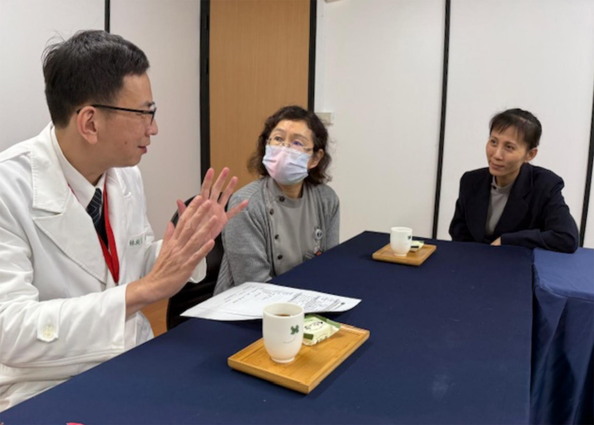 花蓮慈院人資室及職業安全衛生室劉曉諭主任陪同惠珍接受家醫科醫師健康指導與會談。