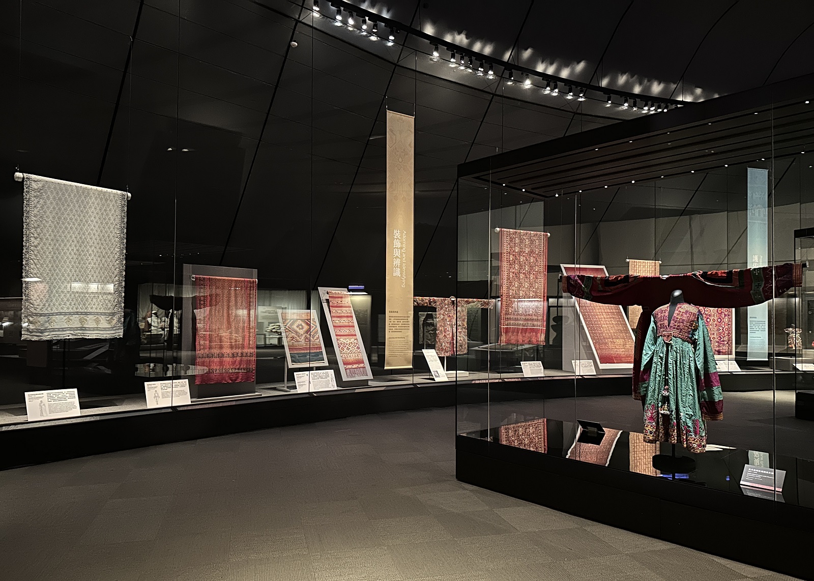 故宮南院「包羅萬象─院藏亞洲織品展」即日起全新換展，包含「包覆與盛物」、「裝飾與辨識」、「護佑與祝福」三大主題。