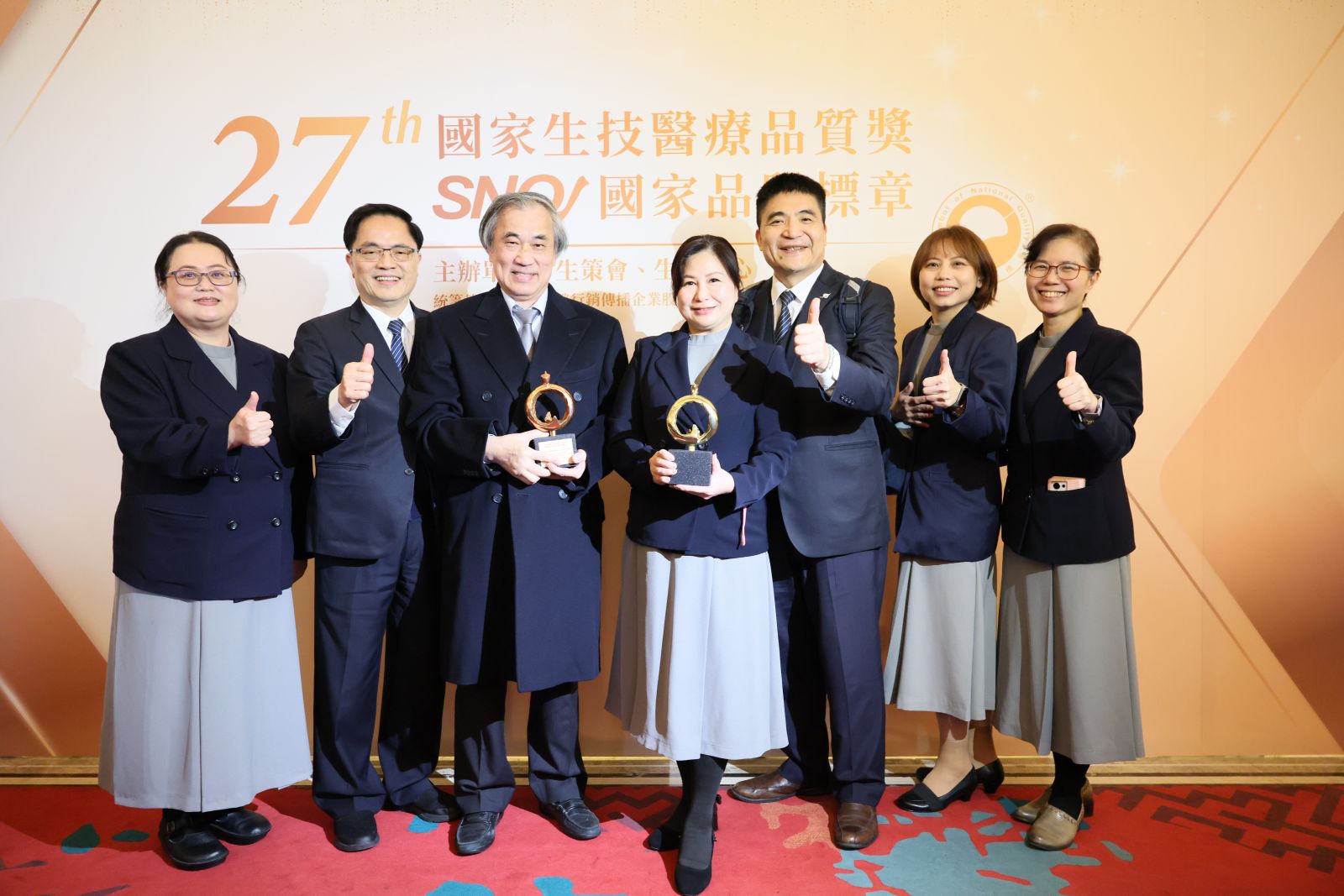 宋雅婷(右二)運用專業助力花蓮慈院SNQ護理照護服務類智慧護理組金獎。