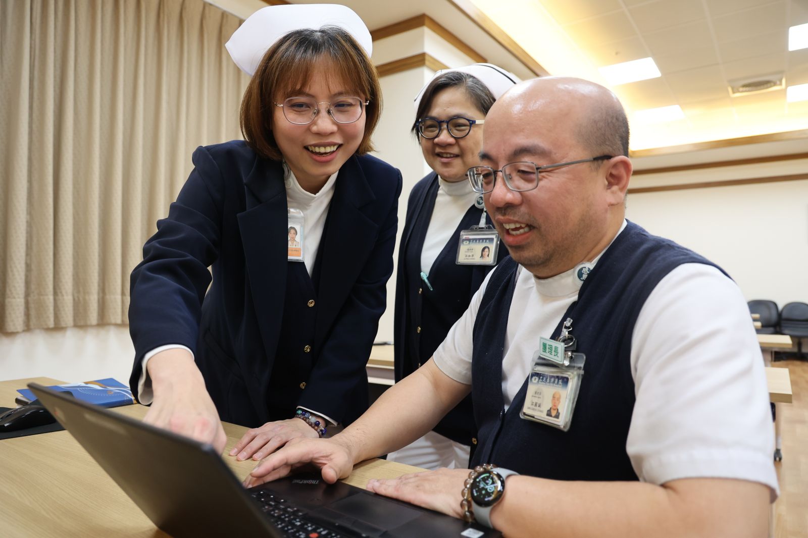 「其他同事是照護病人，我是照顧電腦。」宋雅婷(左)負責臨床資訊系統的發展與運作，協助醫院將傳統護理工作與資訊技術結合，希望能減輕護理師的工作負擔。