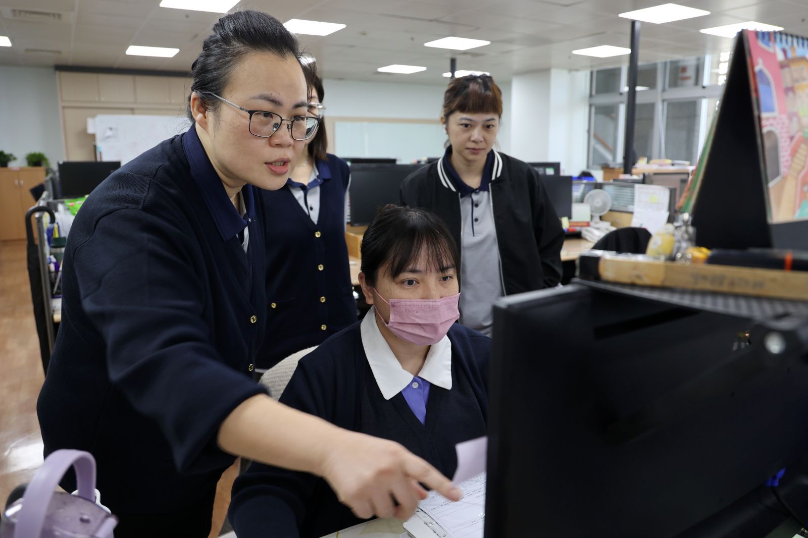 6年前，林宜靜(左)轉入長期照護領域，放下成見深入了解後，不僅收受滿滿，也發現長期照護其實是透過全社區、全人的照顧來達成共好的目標。