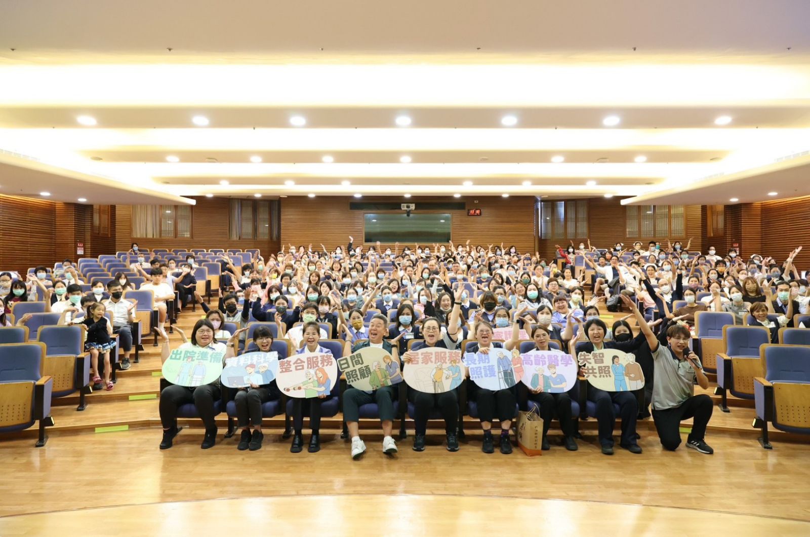 林宜靜主任表示，感謝評審的肯定、感謝父母、師長的支持與鼓勵之外，長照部的同仁們是她最珍貴的寶藏，她希望能讓團隊在這裡感到安心。