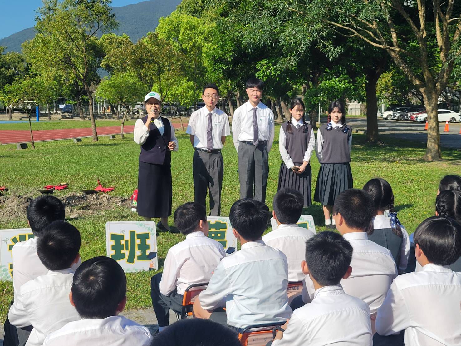校長以感恩尊重愛提醒學生要成為一位懂自律愛他人的學生，鼓勵大家努力實踐自己的夢想。