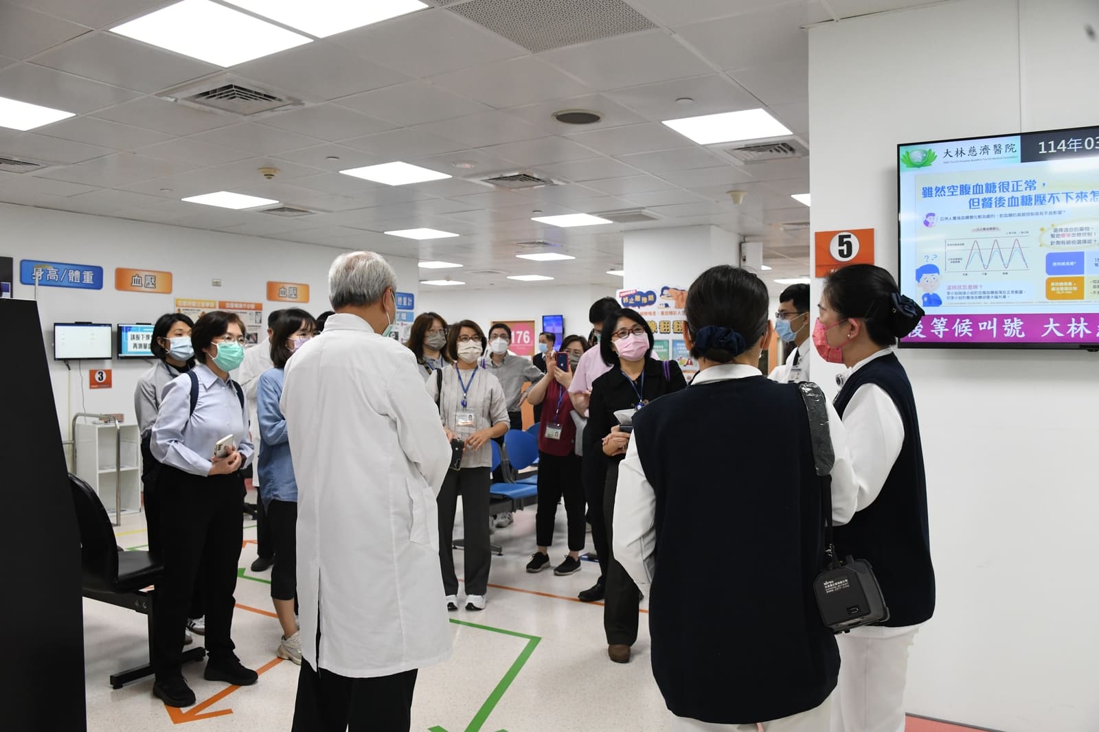 護理部主任陳佳蓉（右一）介紹健管中心融入精實管理的就醫動線設計理念