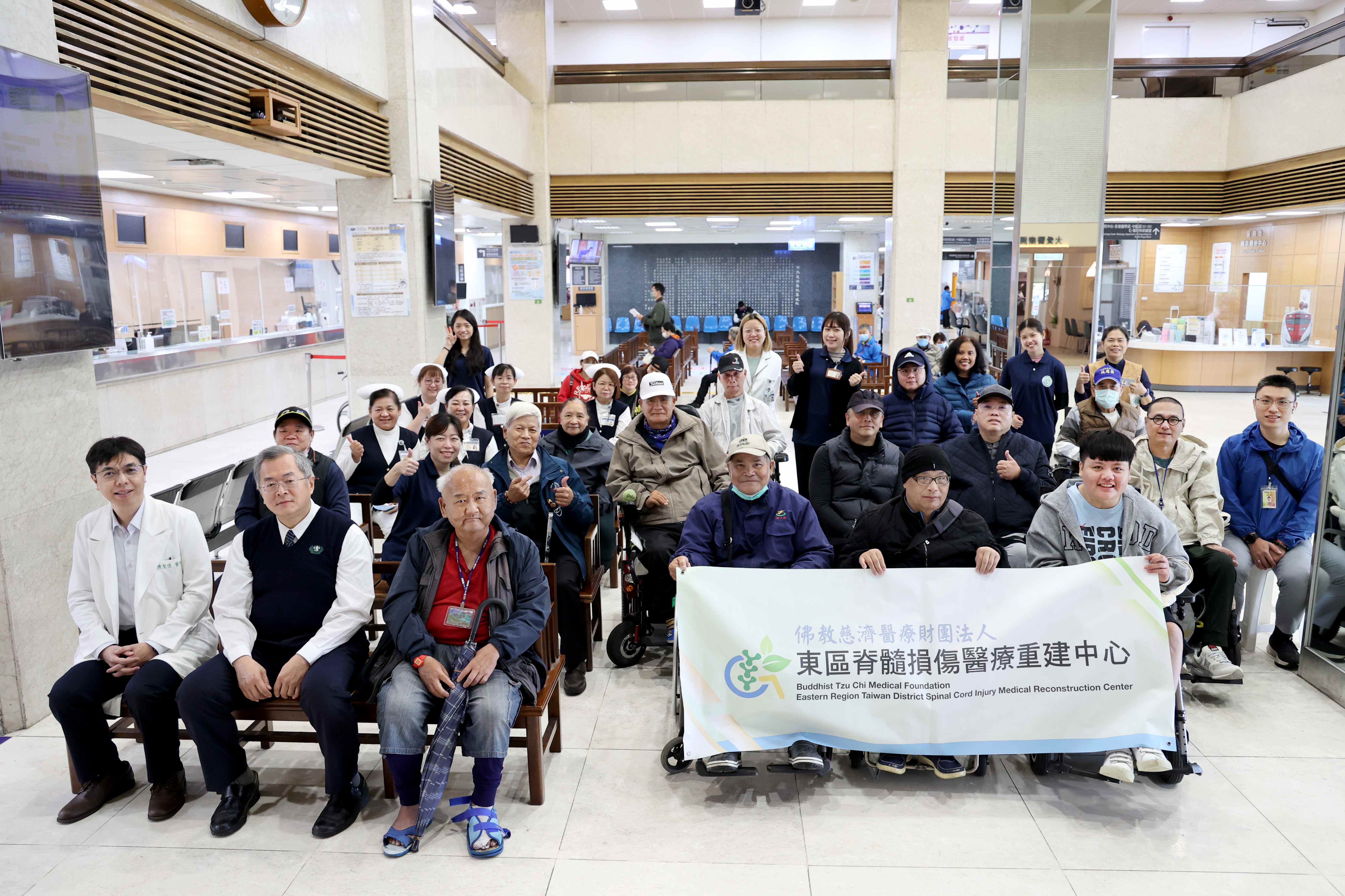 花蓮慈院29日舉辦聯合門診與健康講座，照顧東區脊髓損傷病友，共有來自花東三十餘位病友參加。