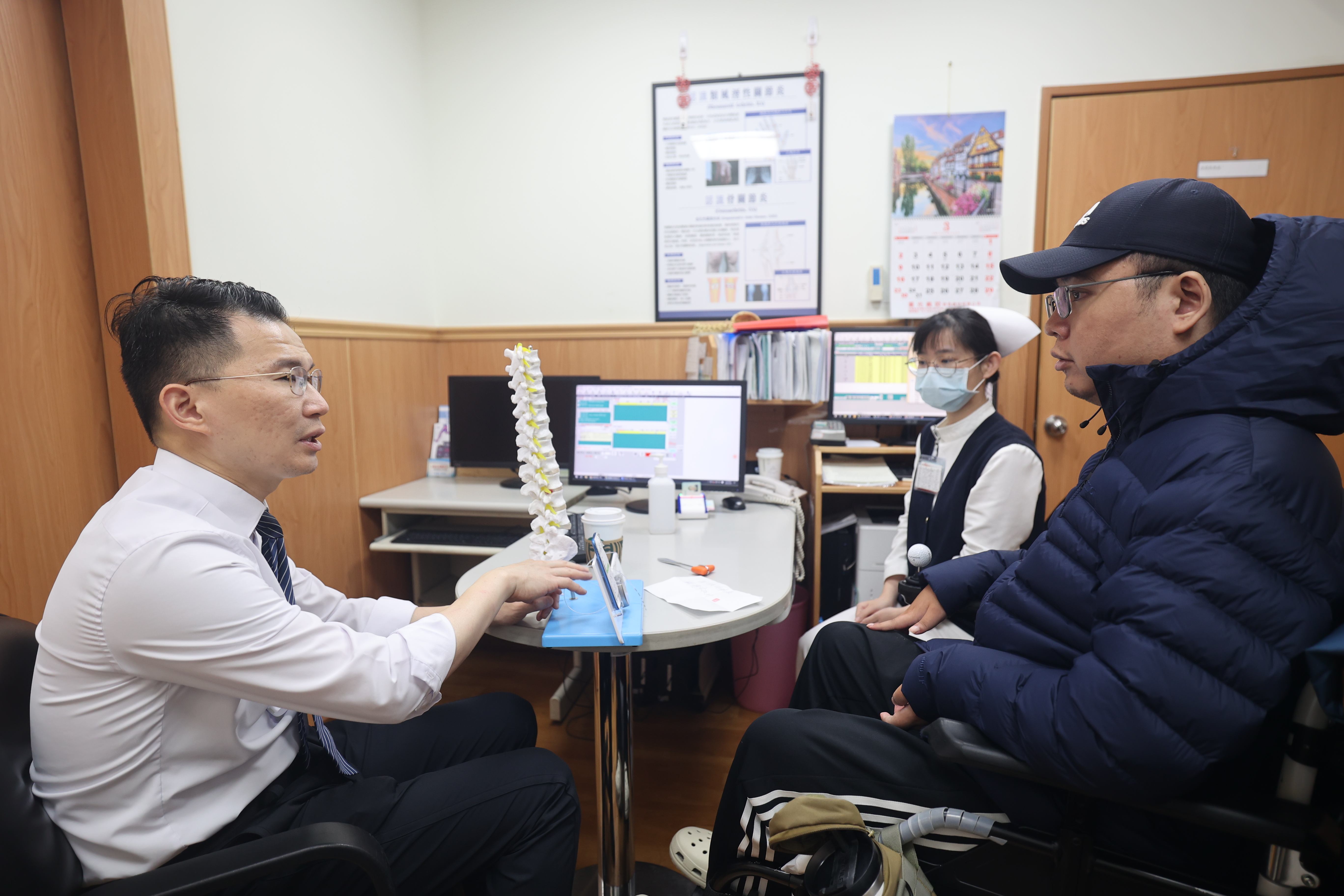 針對脊損病友容易遇到的健康問題，花蓮慈院結合五個科別，以一條龍的方式讓脊損損傷病友可以一次獲得需要的診療的機會。圖為神經外科蔡昇宗主任親自為病友看診。