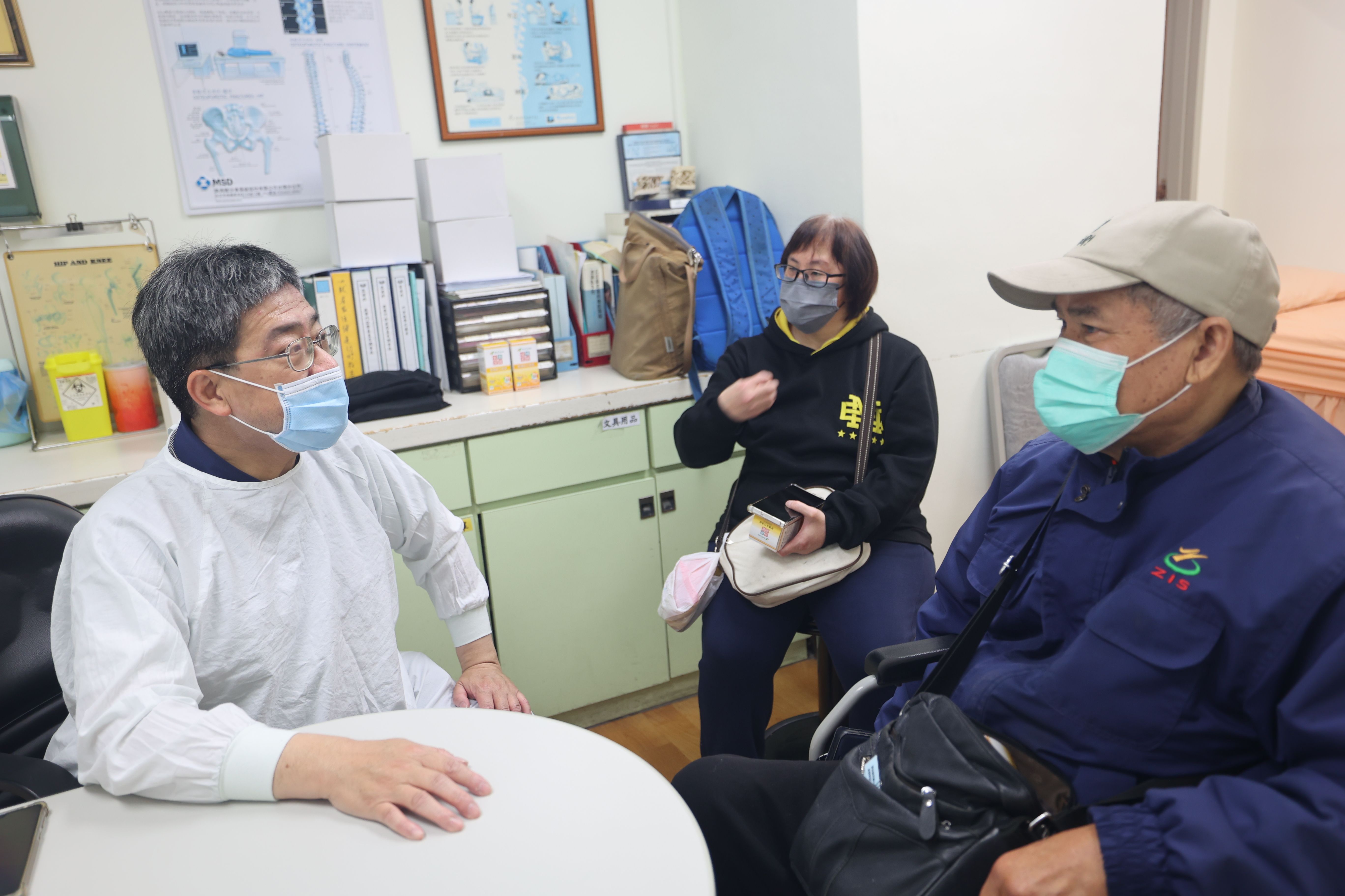 花蓮慈院復健科楊士賢醫師，關心病友平常的復健和身體狀況。