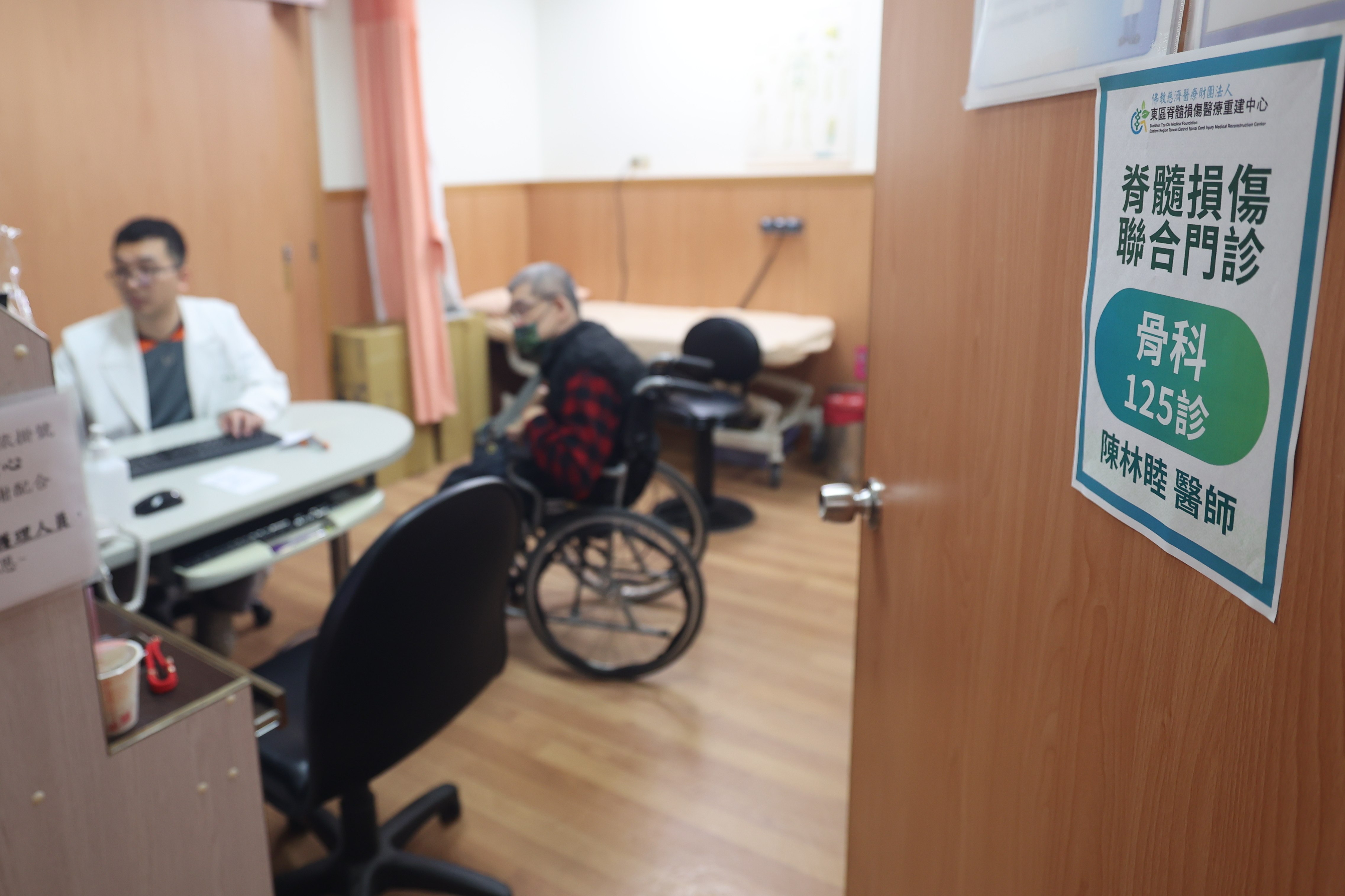 脊髓損傷聯合門診於假日以義診的方式，讓病友選擇自己需要的科別看診。