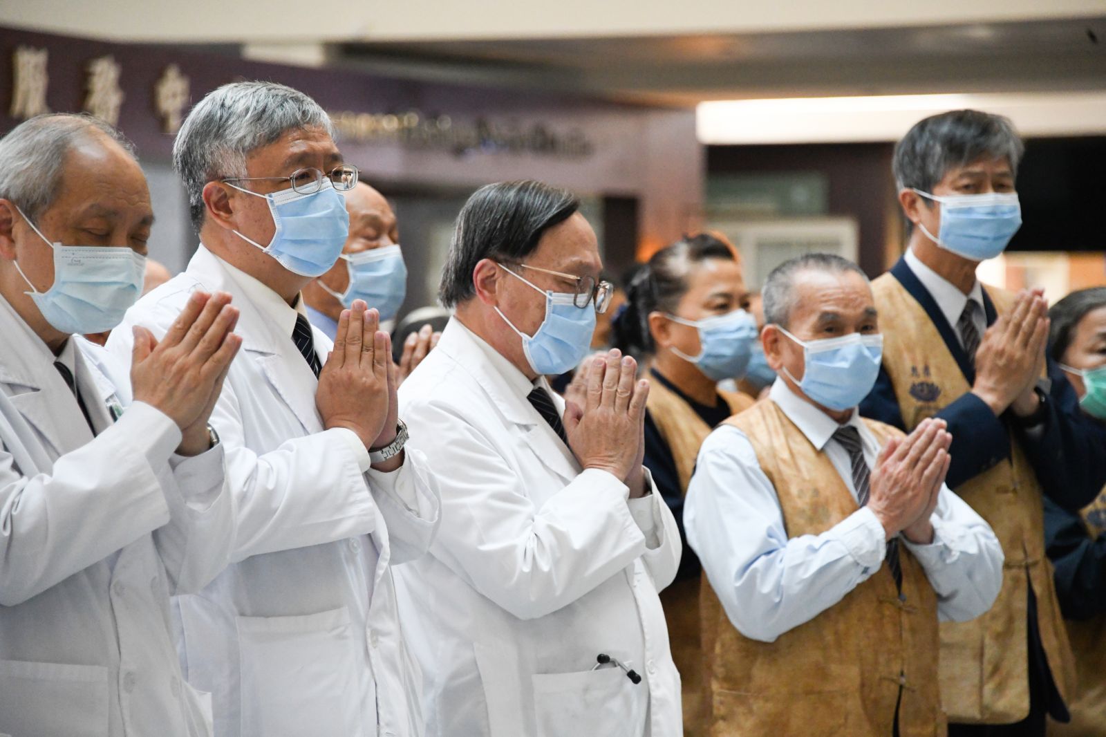 大林慈院賴寧生院長(左三)帶領近200位主管同仁志工民眾，聚集醫院大廳，一起匯集愛的能量
