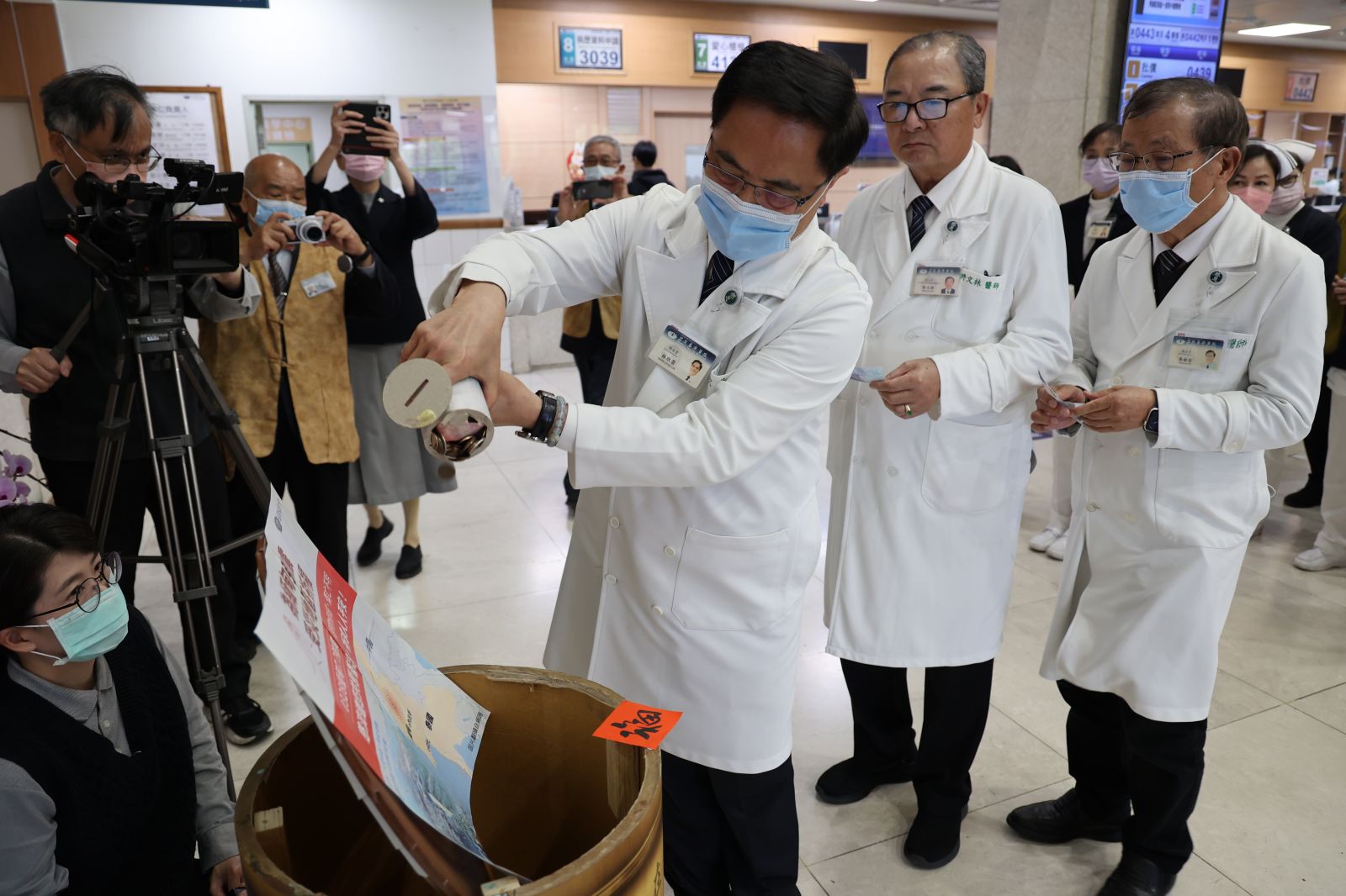 林欣榮院長率先種下第一顆愛的種子，拋磚引玉，捐出善款以及累積多時的竹筒，許文林副院長、吳彬安副院長及同仁們紛紛響應。